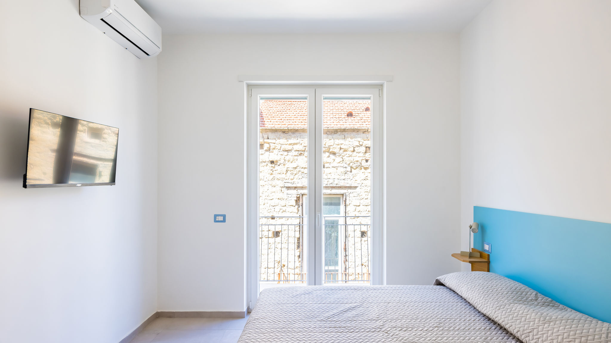 Napoliapartments.it (per Apt commercializzati) Napoli Brombeis Double Bedroom Center by NapoliApartments