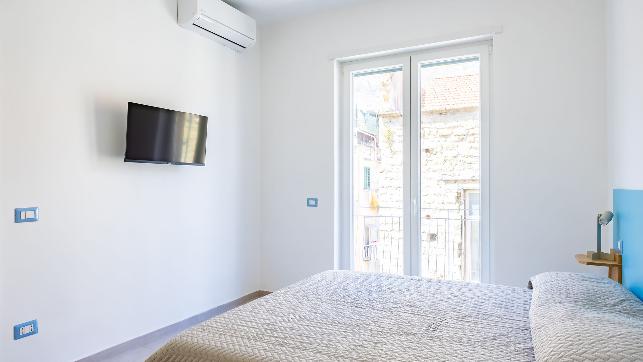 Napoliapartments.it (per Apt commercializzati) Napoli Brombeis Double Bedroom Center by NapoliApartments
