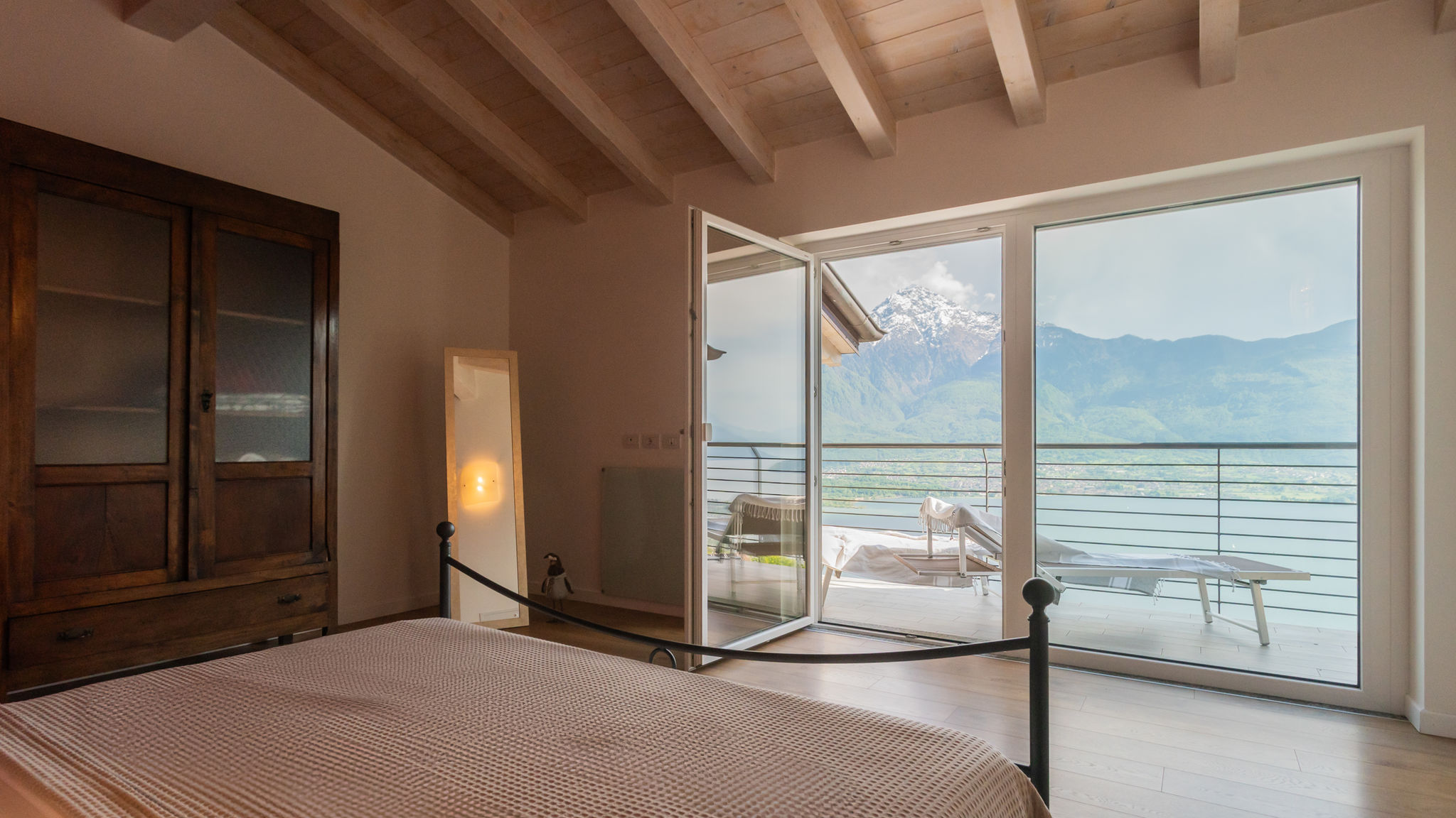 Italianway Trezzone Attico apartment with lakeview