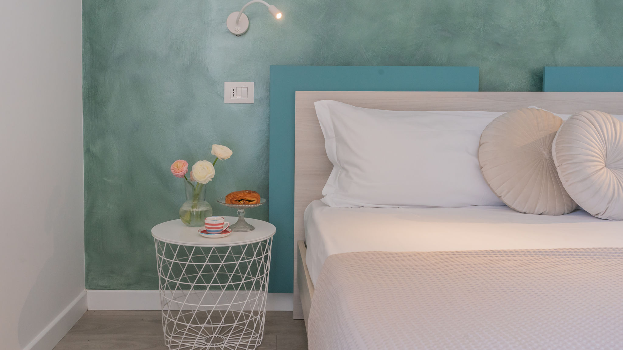 Italianway Trezzone Blooms by the Lake