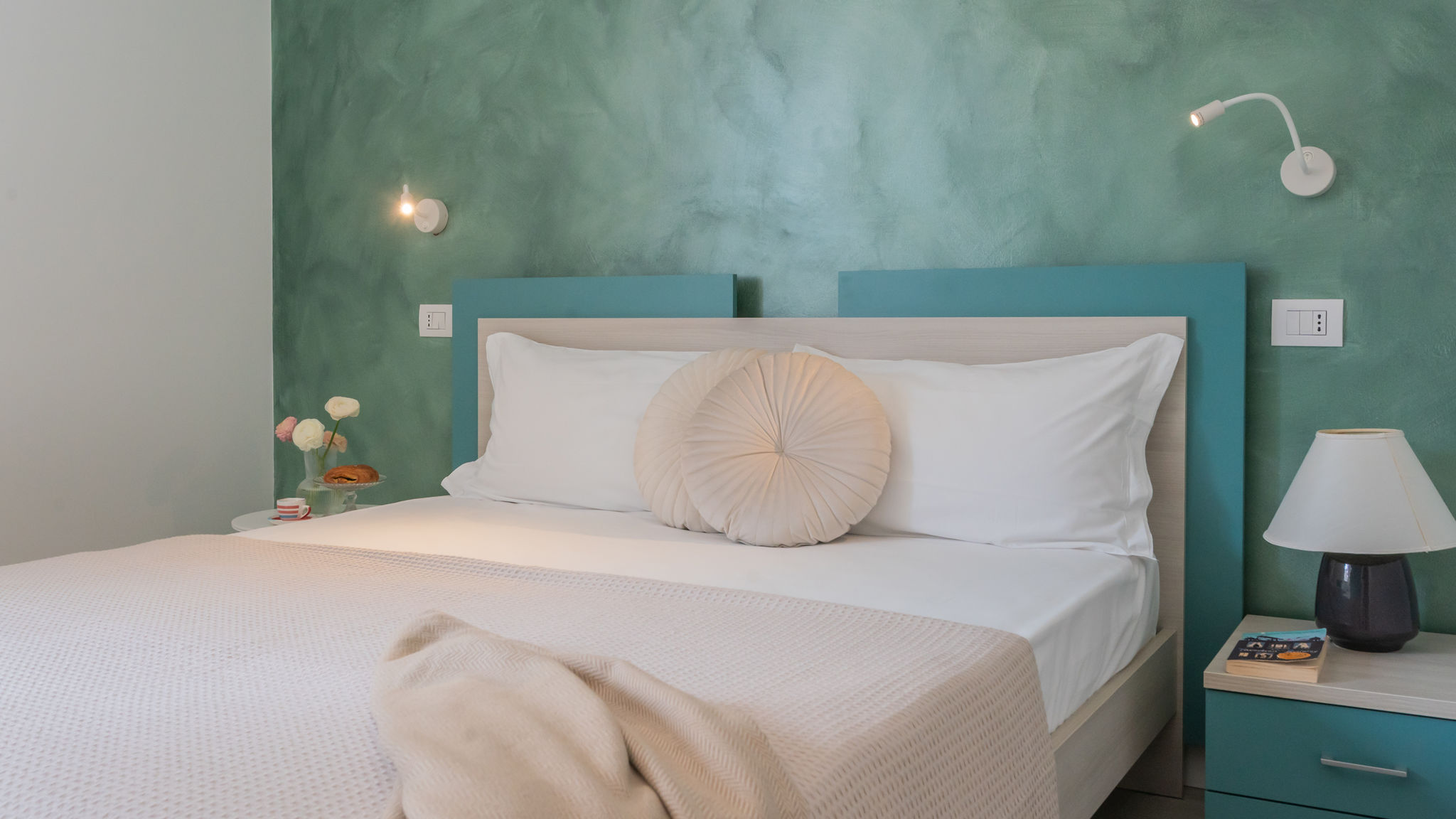 Italianway Trezzone Blooms by the Lake