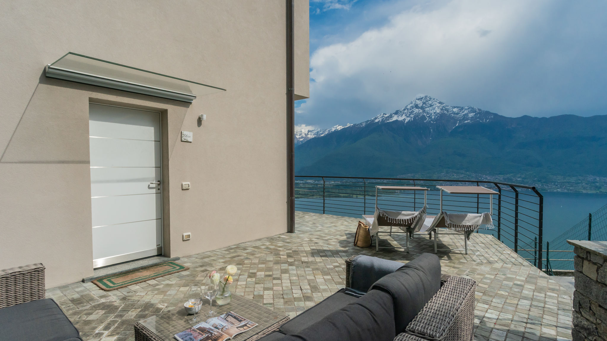 Italianway Trezzone Blooms by the Lake