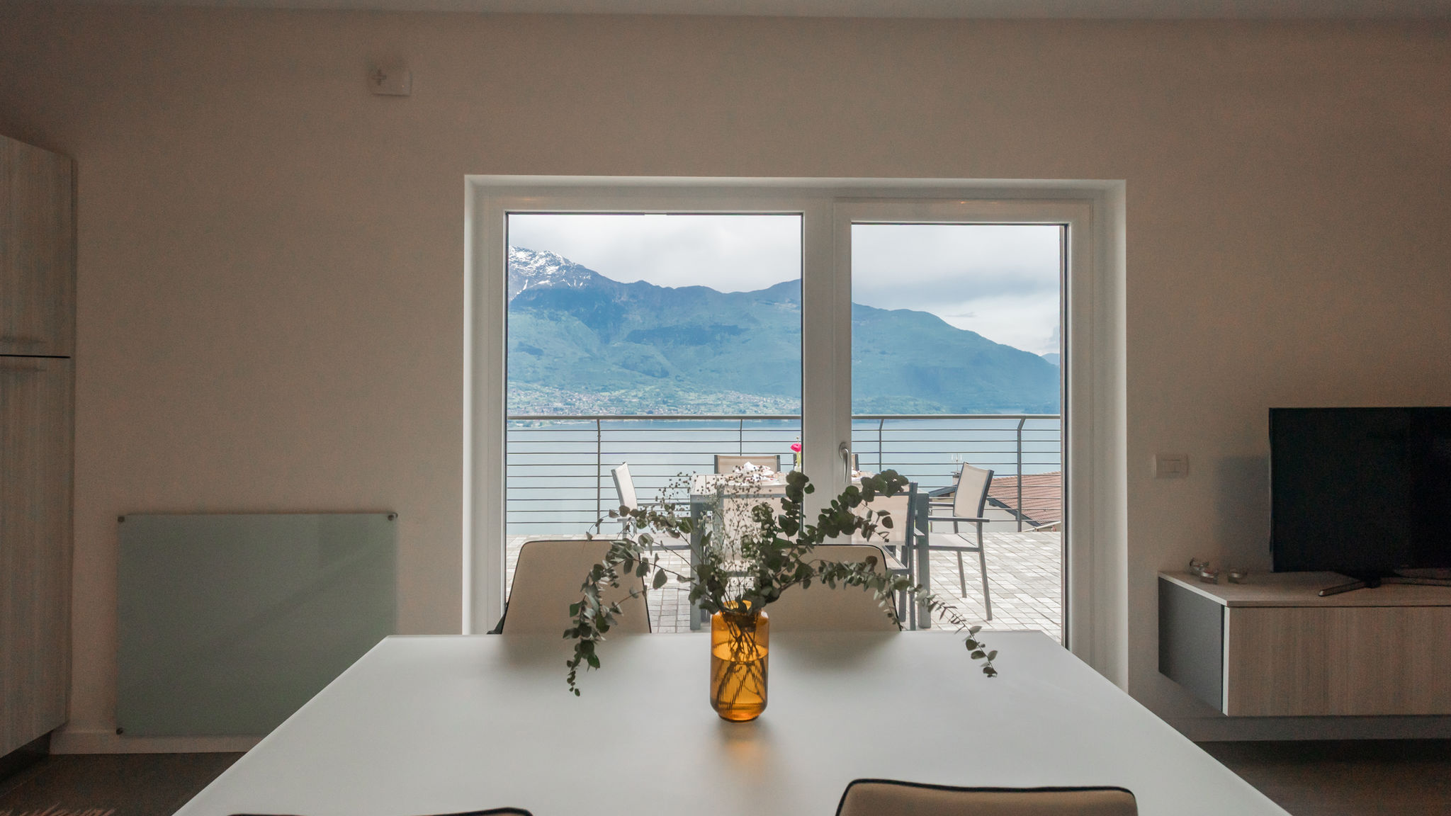 Italianway Trezzone Blooms by the Lake