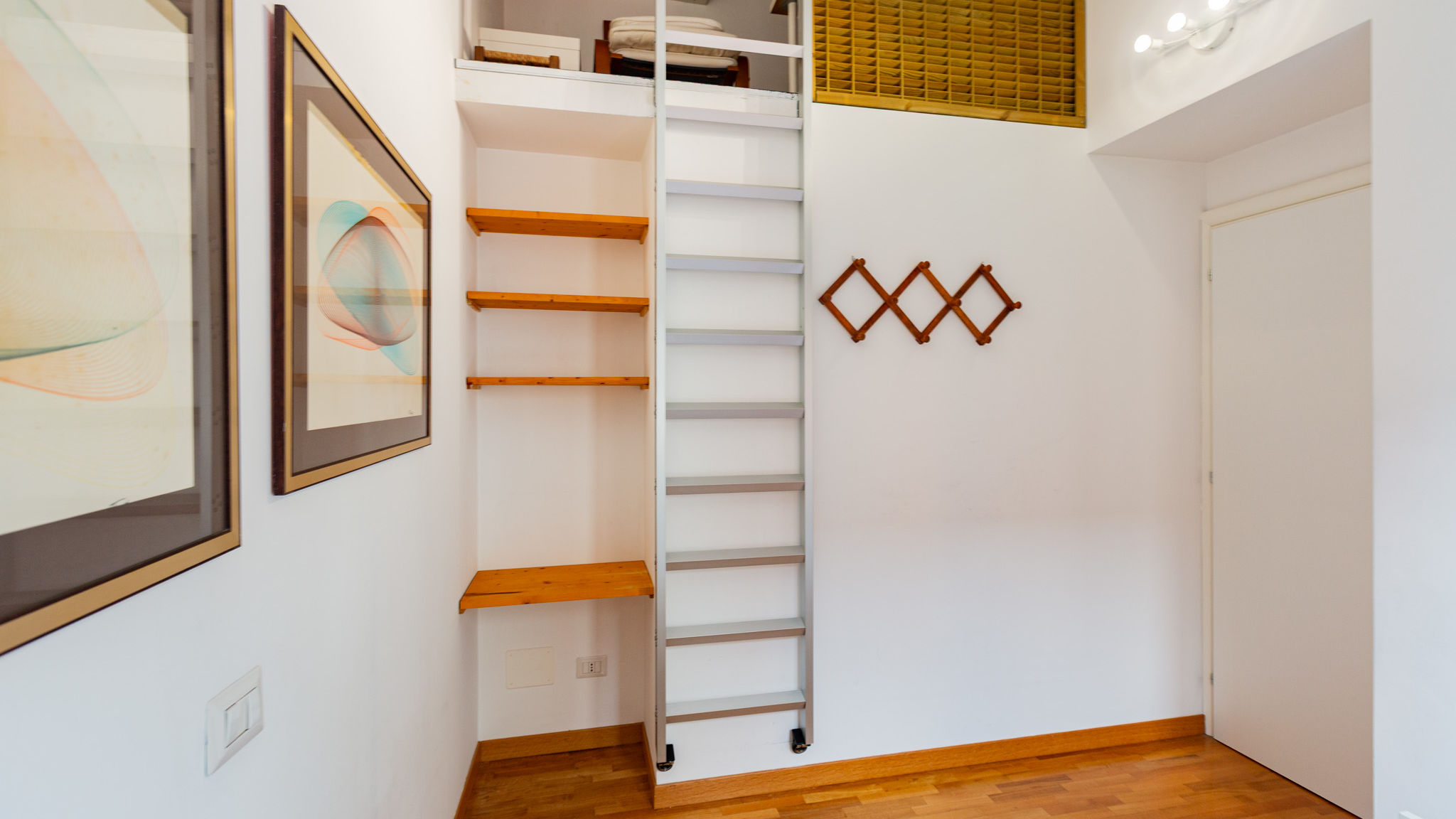 Italianway Milano INGEGNOLI1 Bright top floor apartment