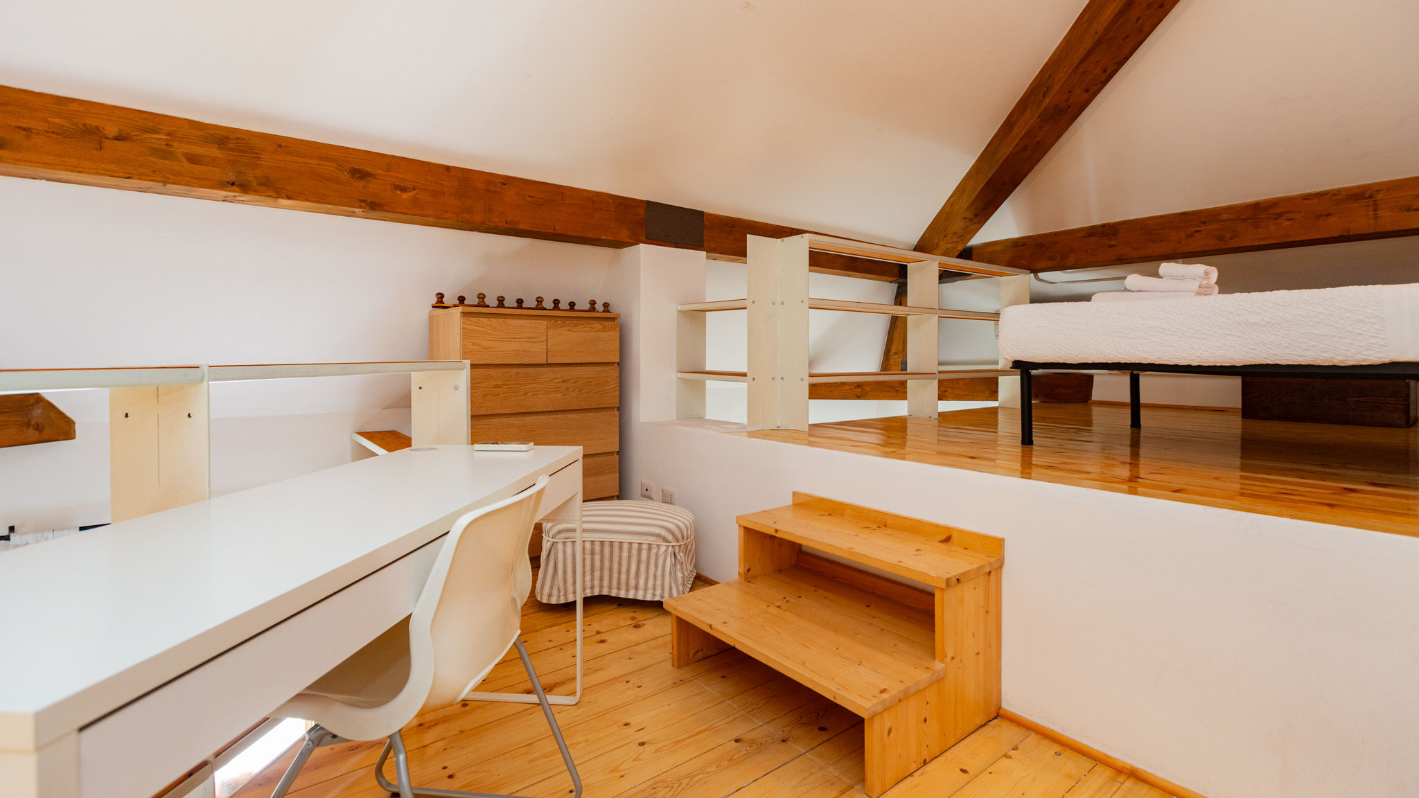 Italianway Milano INGEGNOLI1 Bright top floor apartment