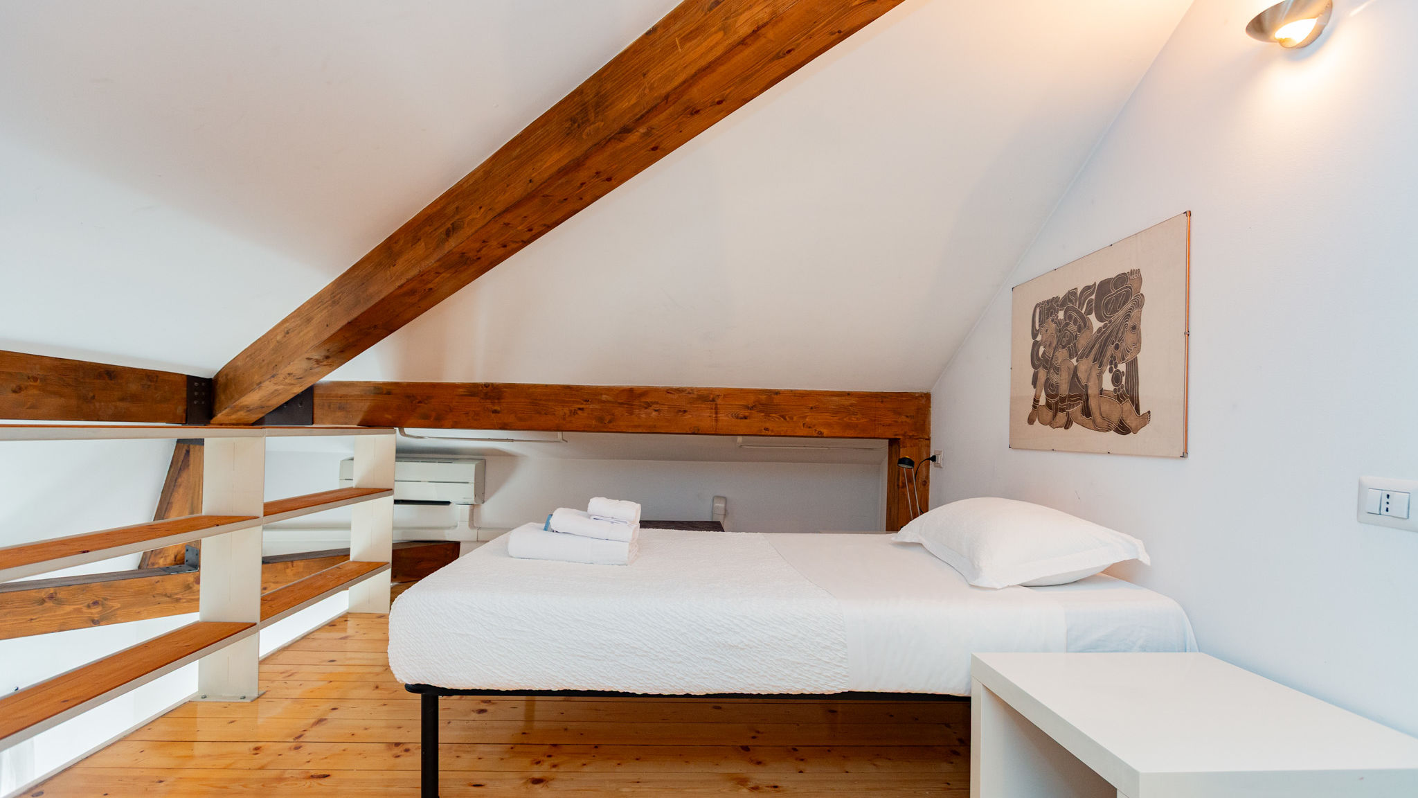 Italianway Milano INGEGNOLI1 Bright top floor apartment