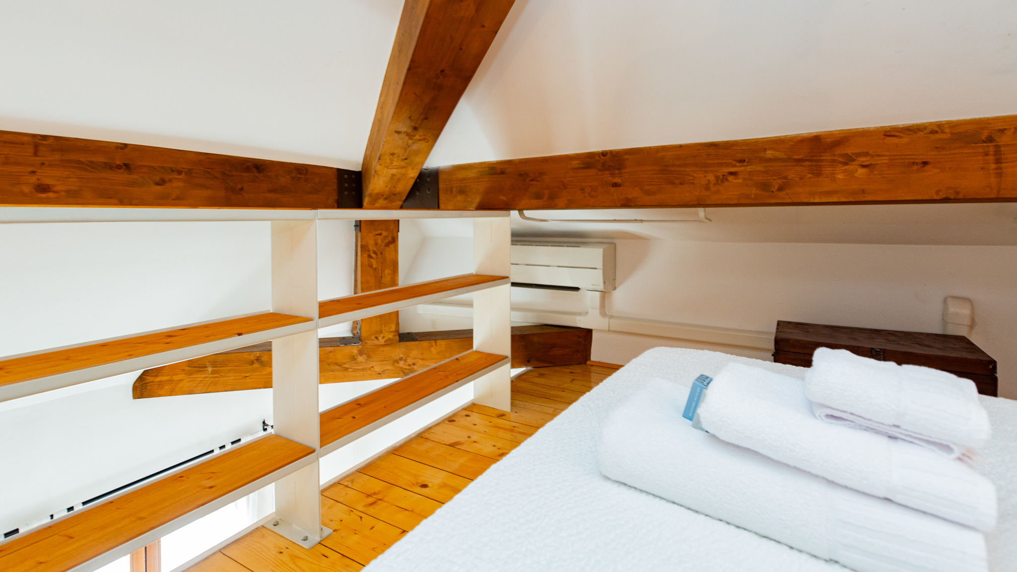 Italianway Milano INGEGNOLI1 Bright top floor apartment