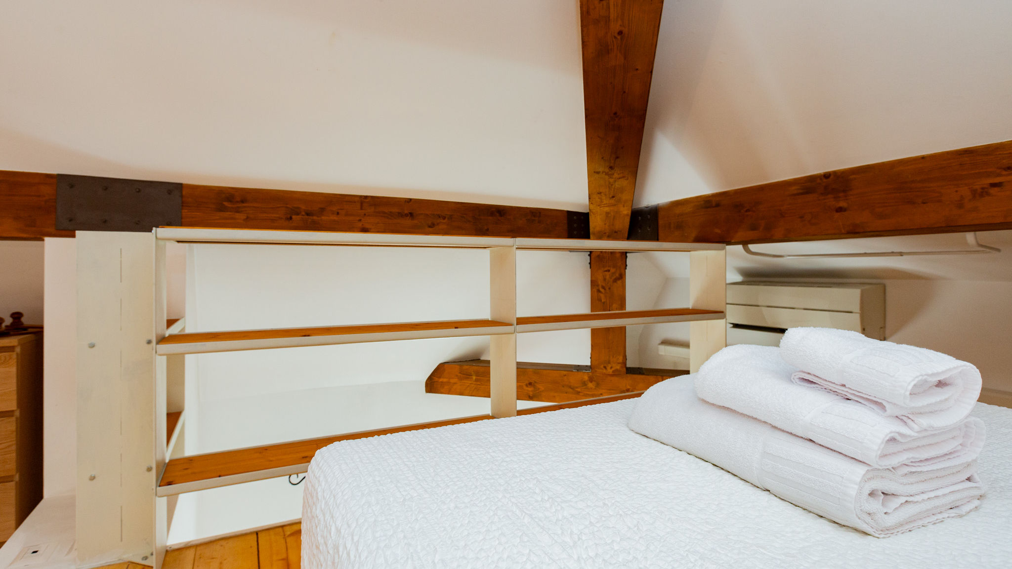 Italianway Milano INGEGNOLI1 Bright top floor apartment