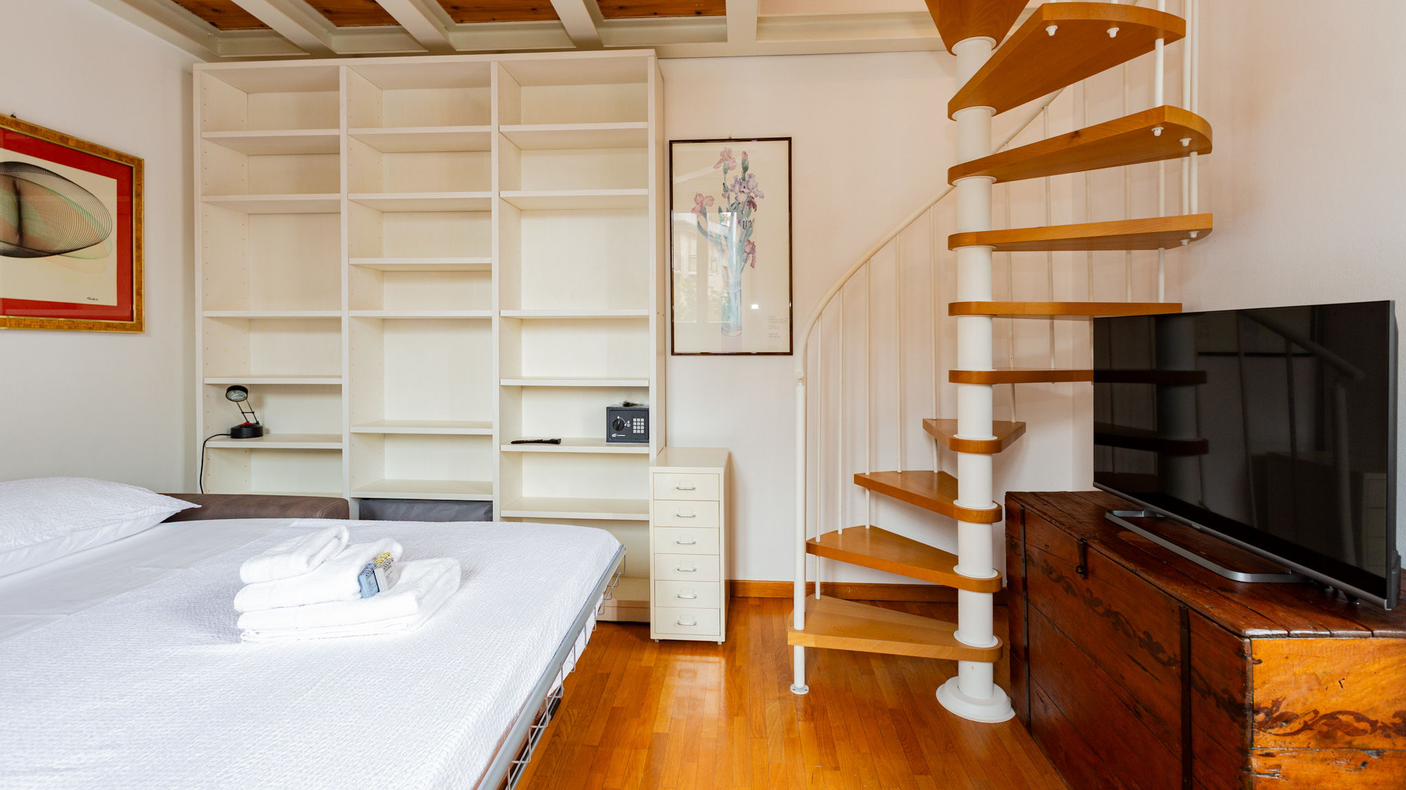 Italianway Milano INGEGNOLI1 Bright top floor apartment
