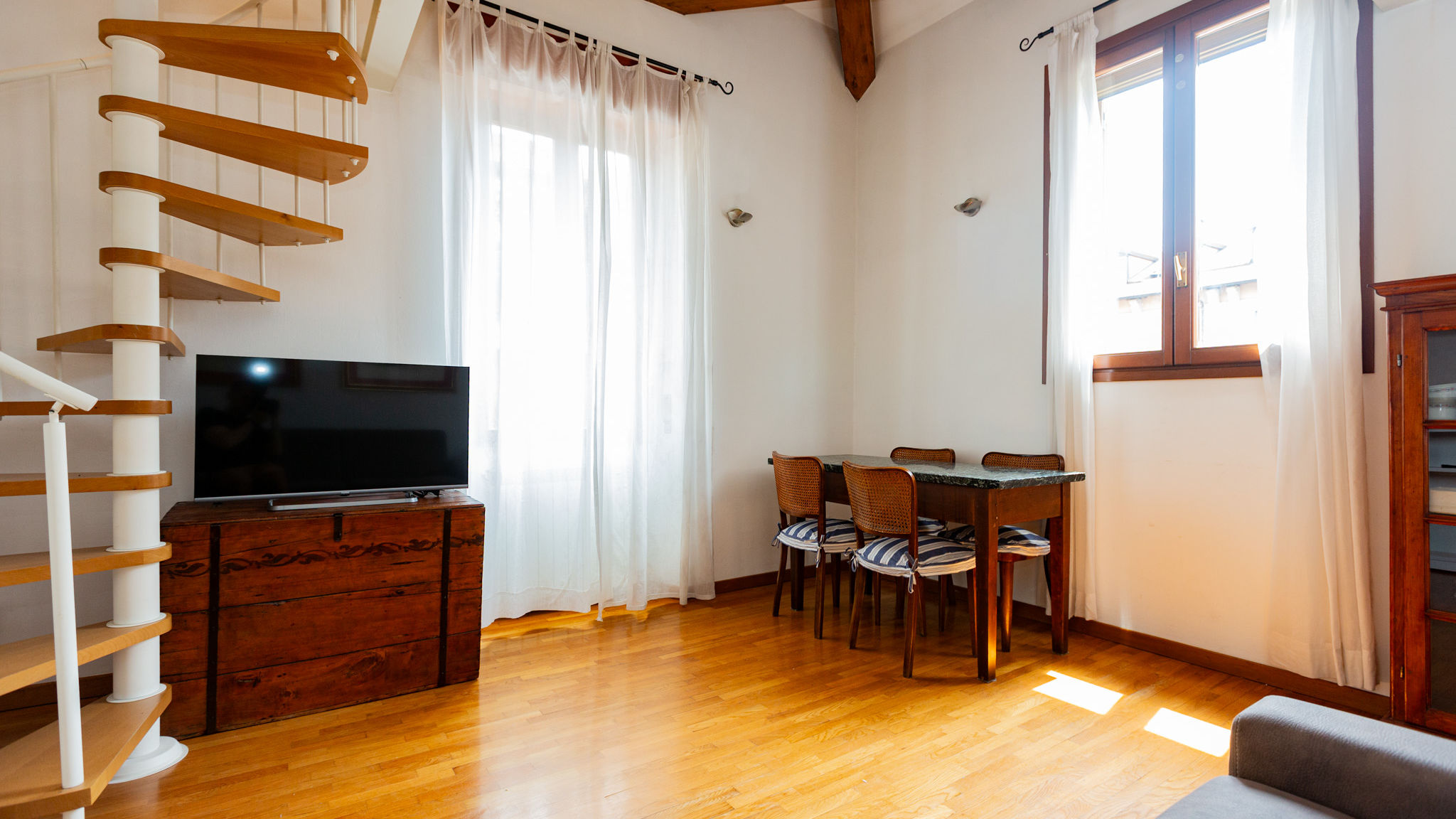 Italianway Milano INGEGNOLI1 Bright top floor apartment