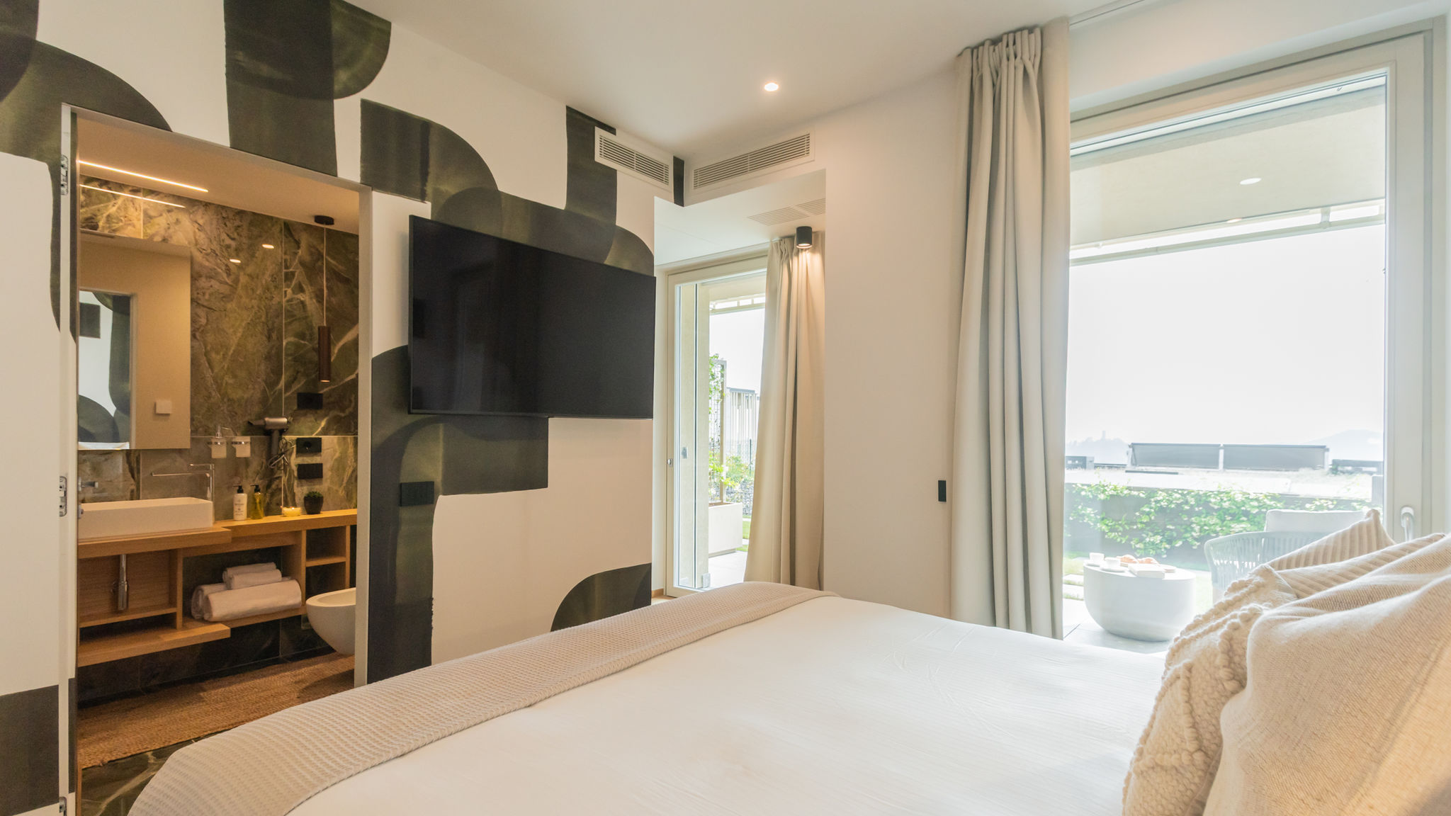 Italianway Como PureView Luxury Suites - Ground Floor with breakfast & pool 