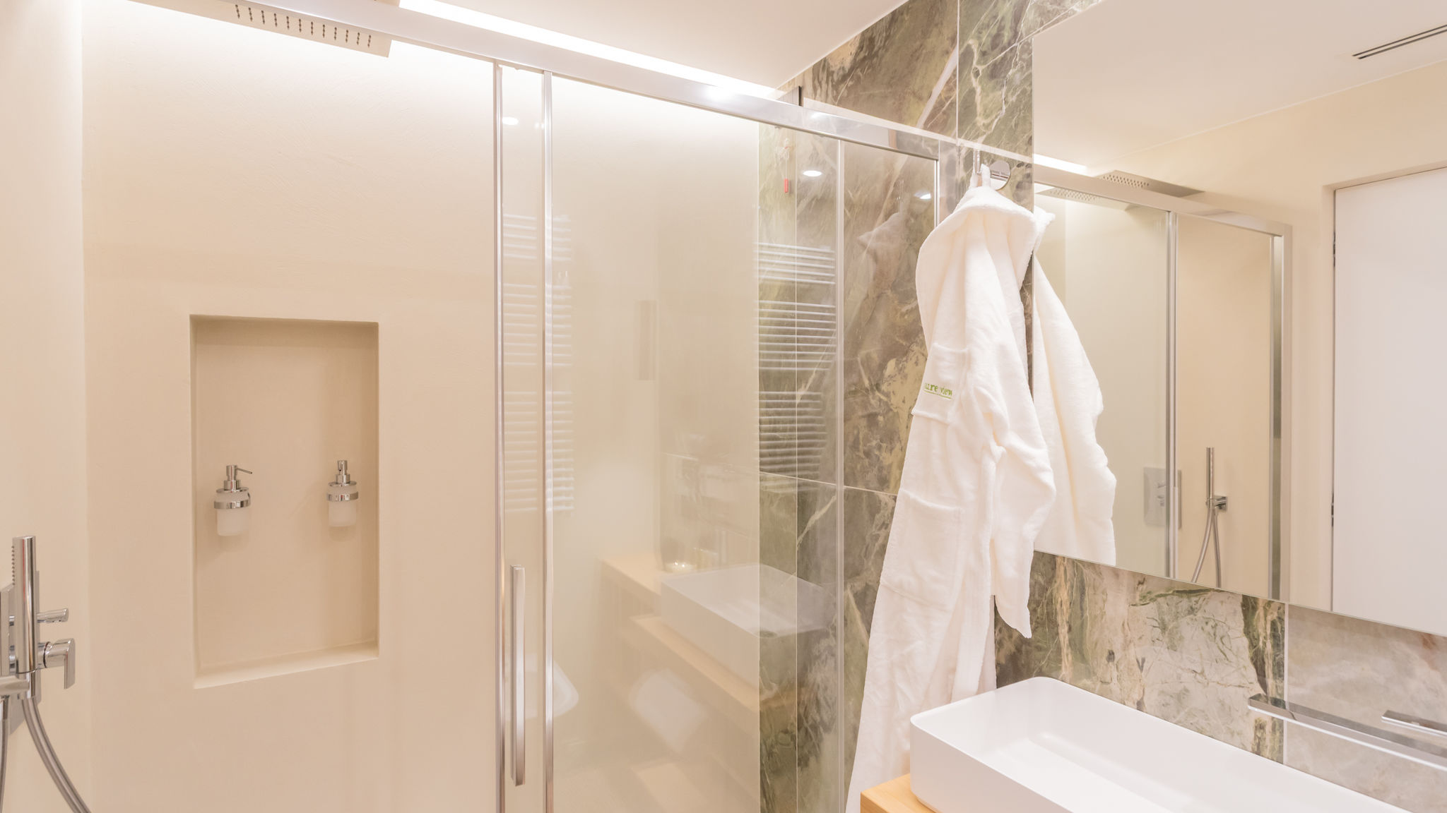 Italianway Como PureView Luxury Suites - Ground Floor with breakfast & pool 