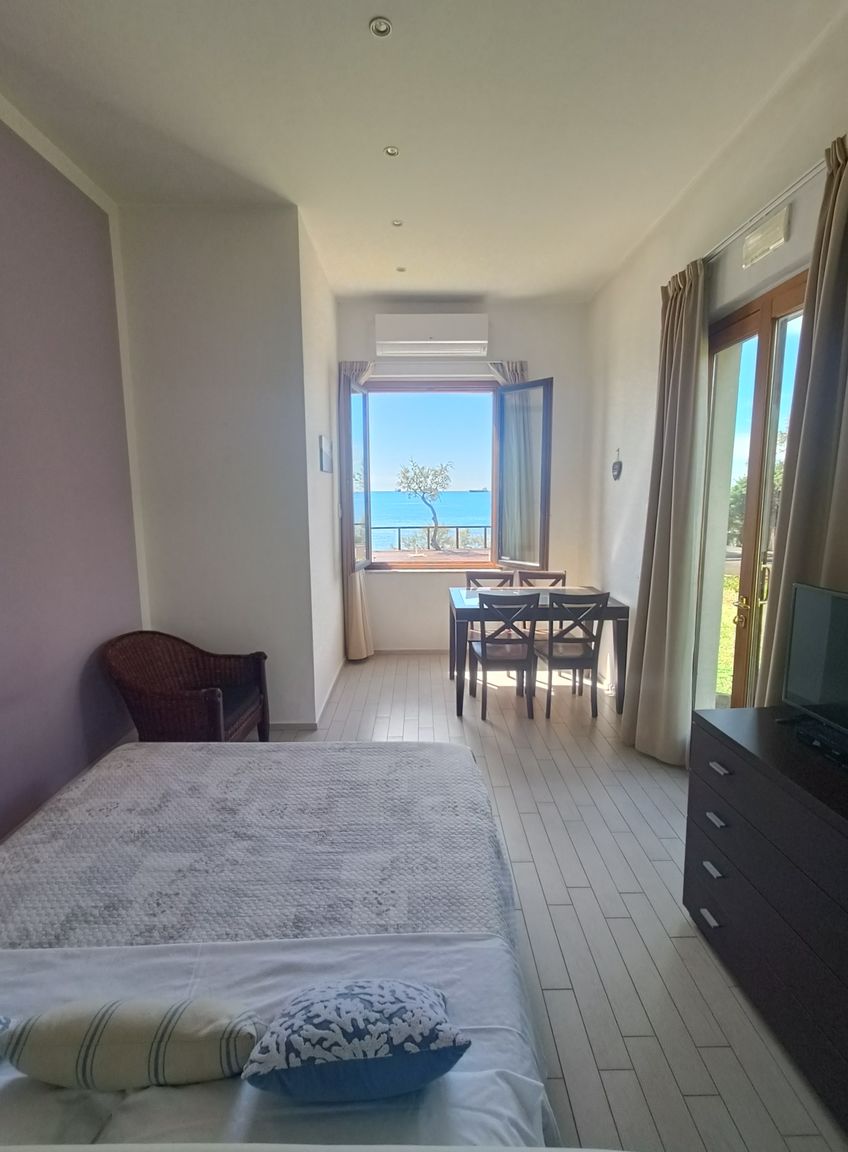 Italianway Livorno Risveglio guardando il mare