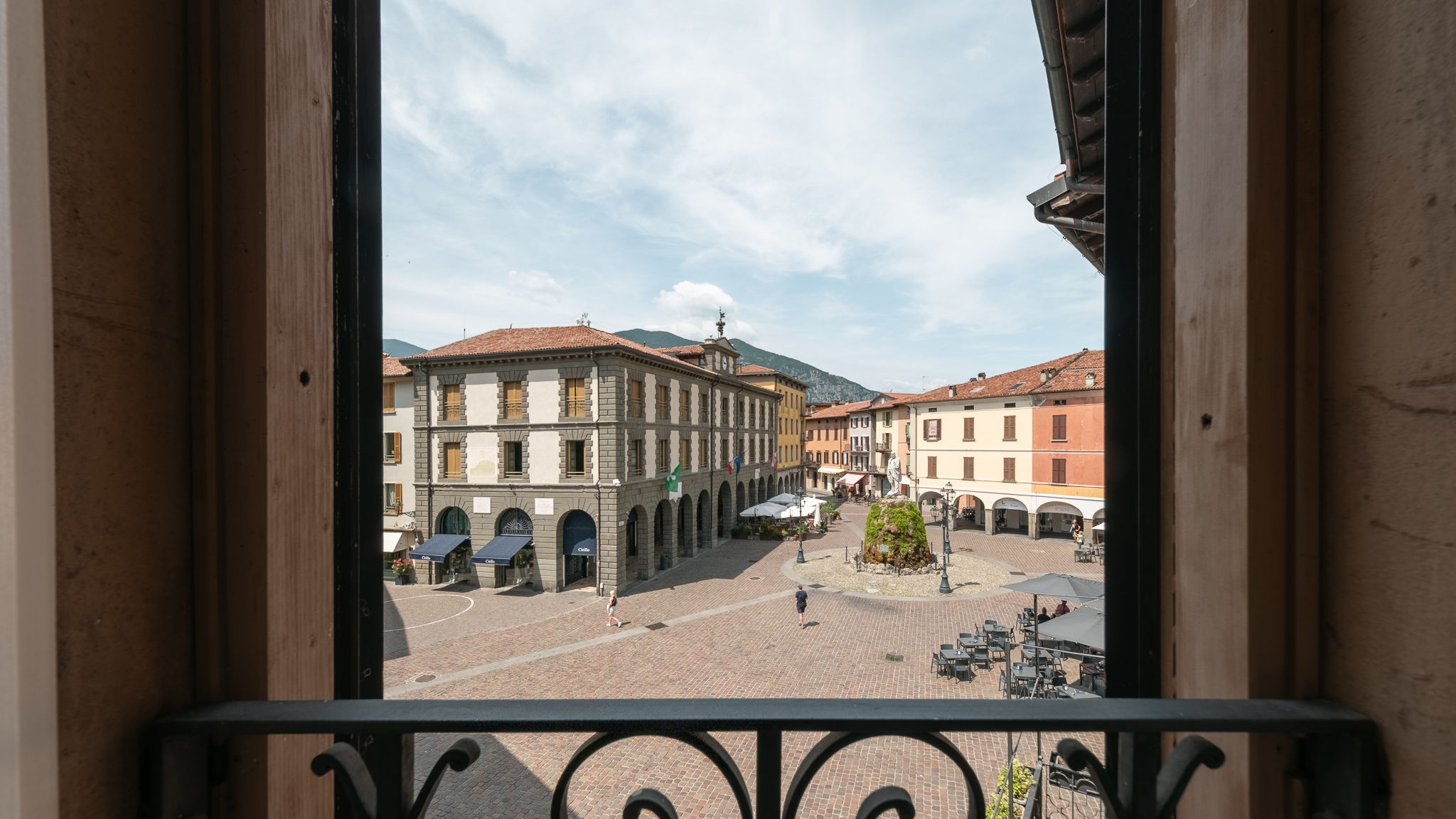 Italianway Iseo Central square