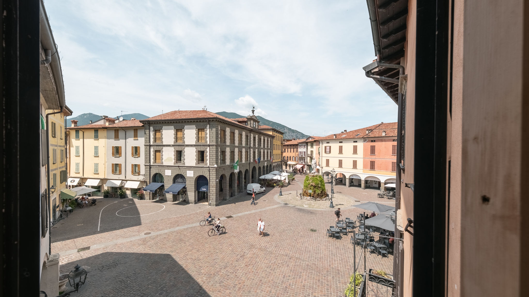 Italianway Iseo Central square