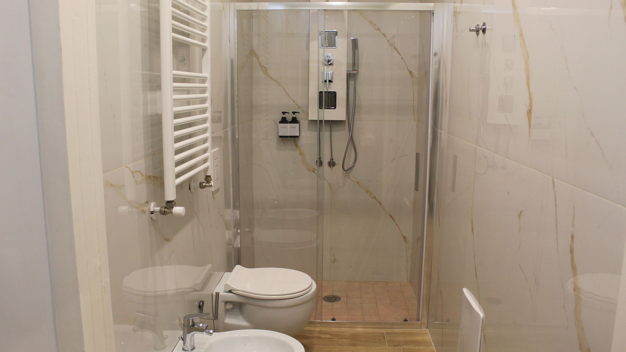 Italianway Napoli Camera Quadrupla con bagno - Blackwoody Toledo