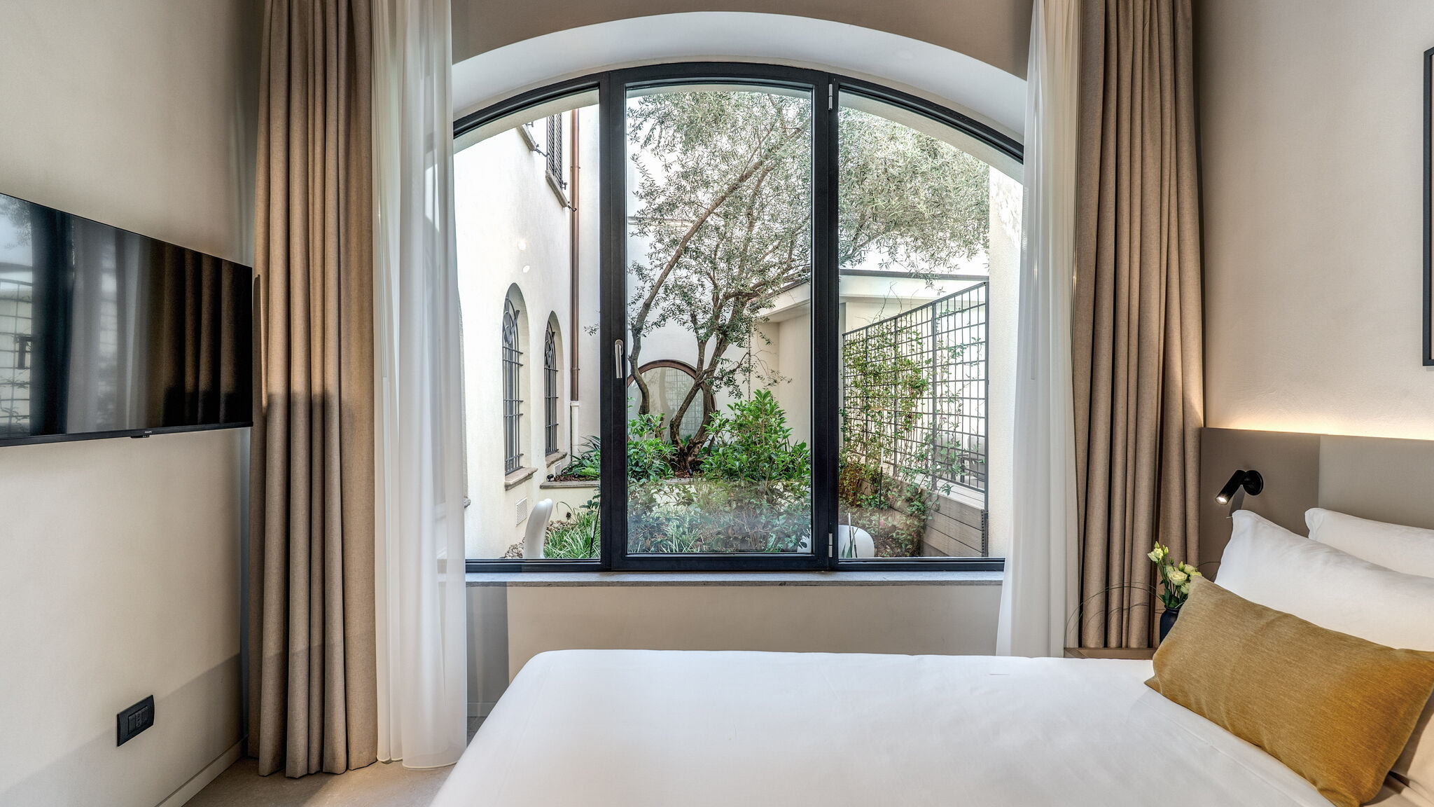 Italianway Milano Agnesi Statue - 1.002