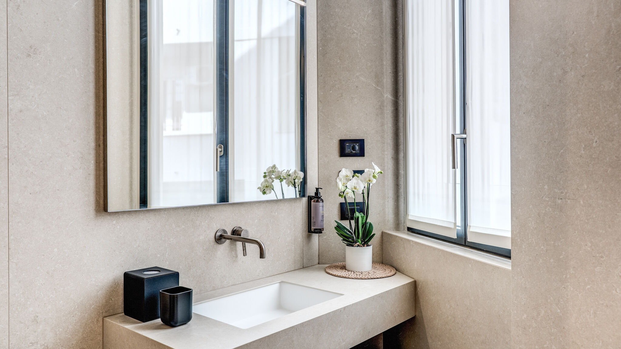 Italianway Milano Agnesi Statue - 1.103