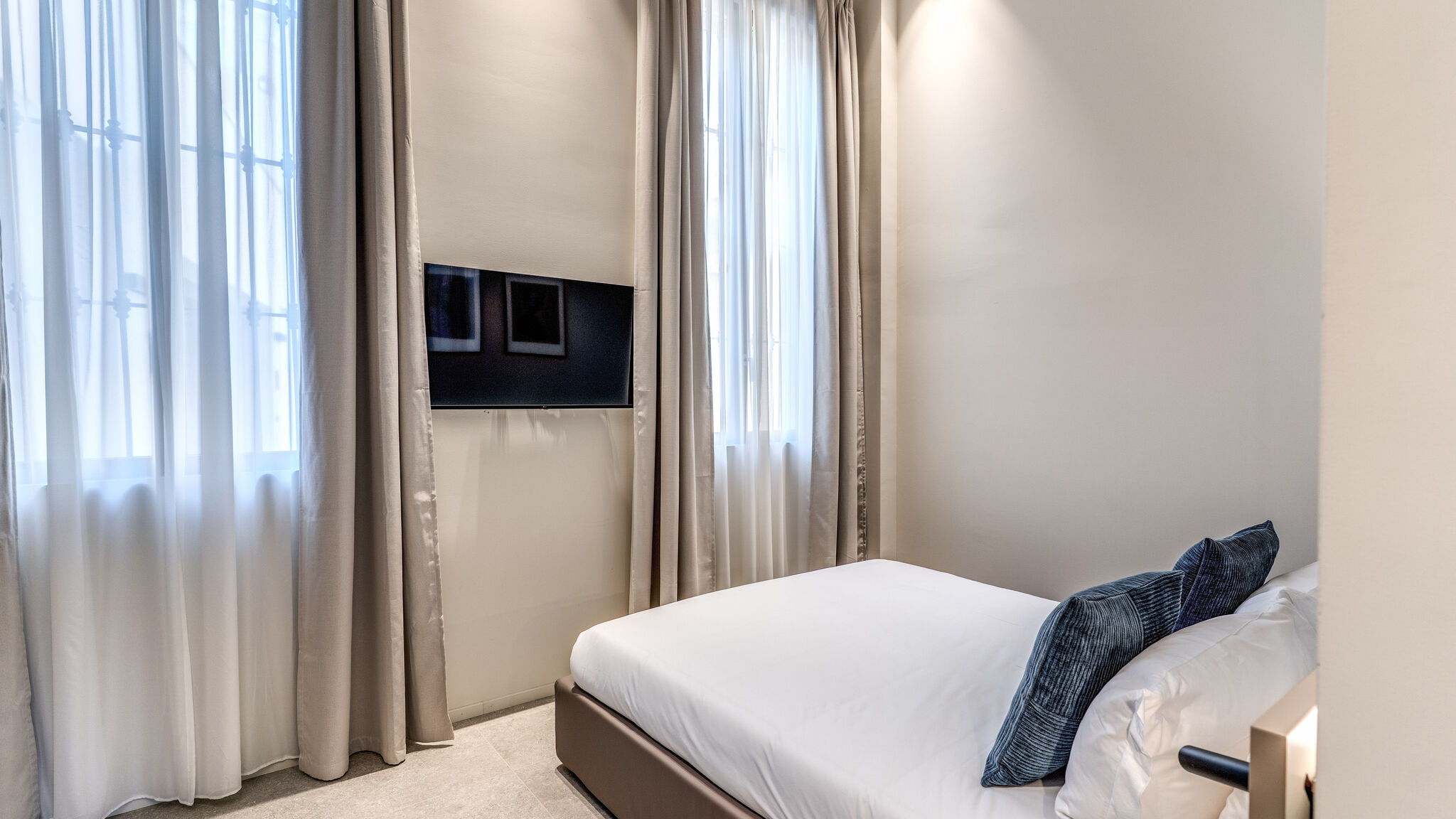 Italianway Milano Agnesi Statue - 2.001