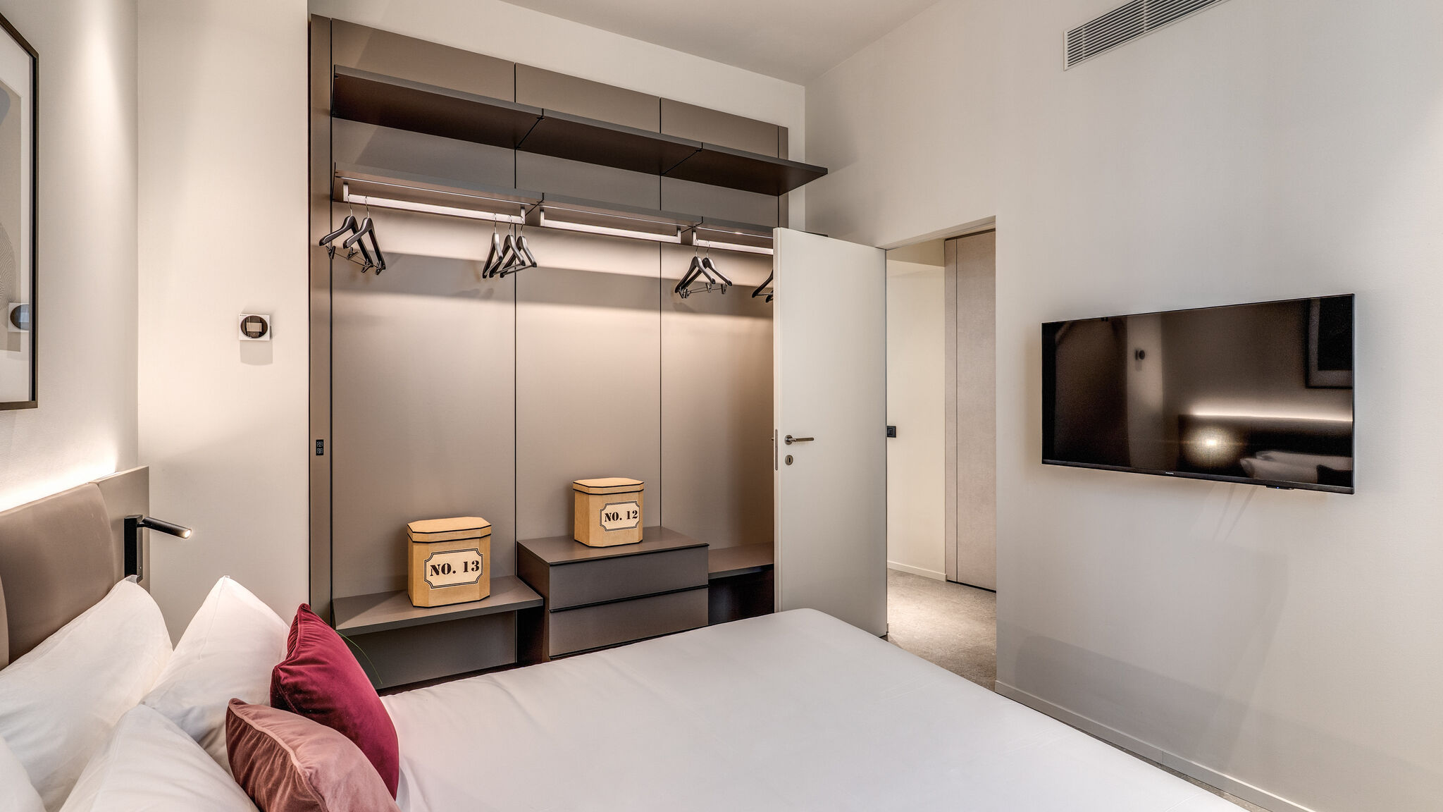 Italianway Milano Agnesi Statue - 3.001