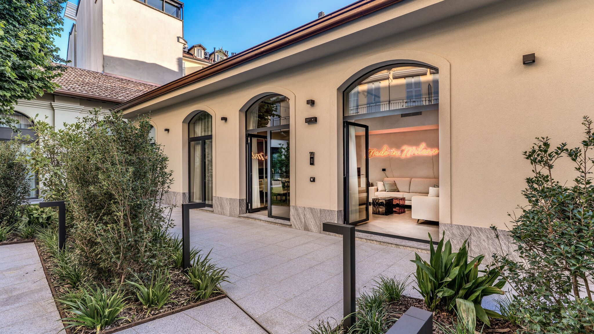 Italianway Milano Agnesi Statue - 4.001