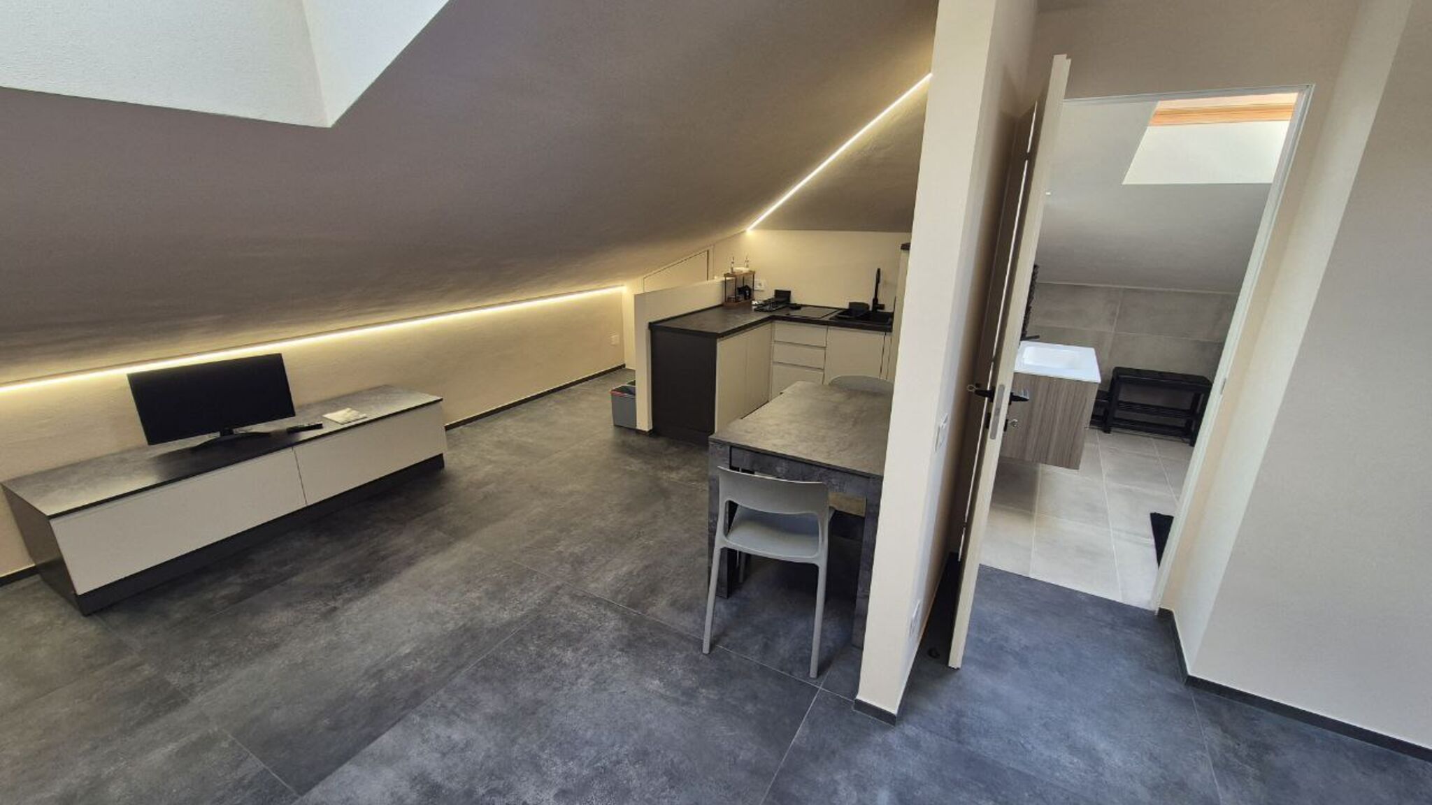 Italianway Diano d'Alba Moderna Mansarda con parcheggio gratuito