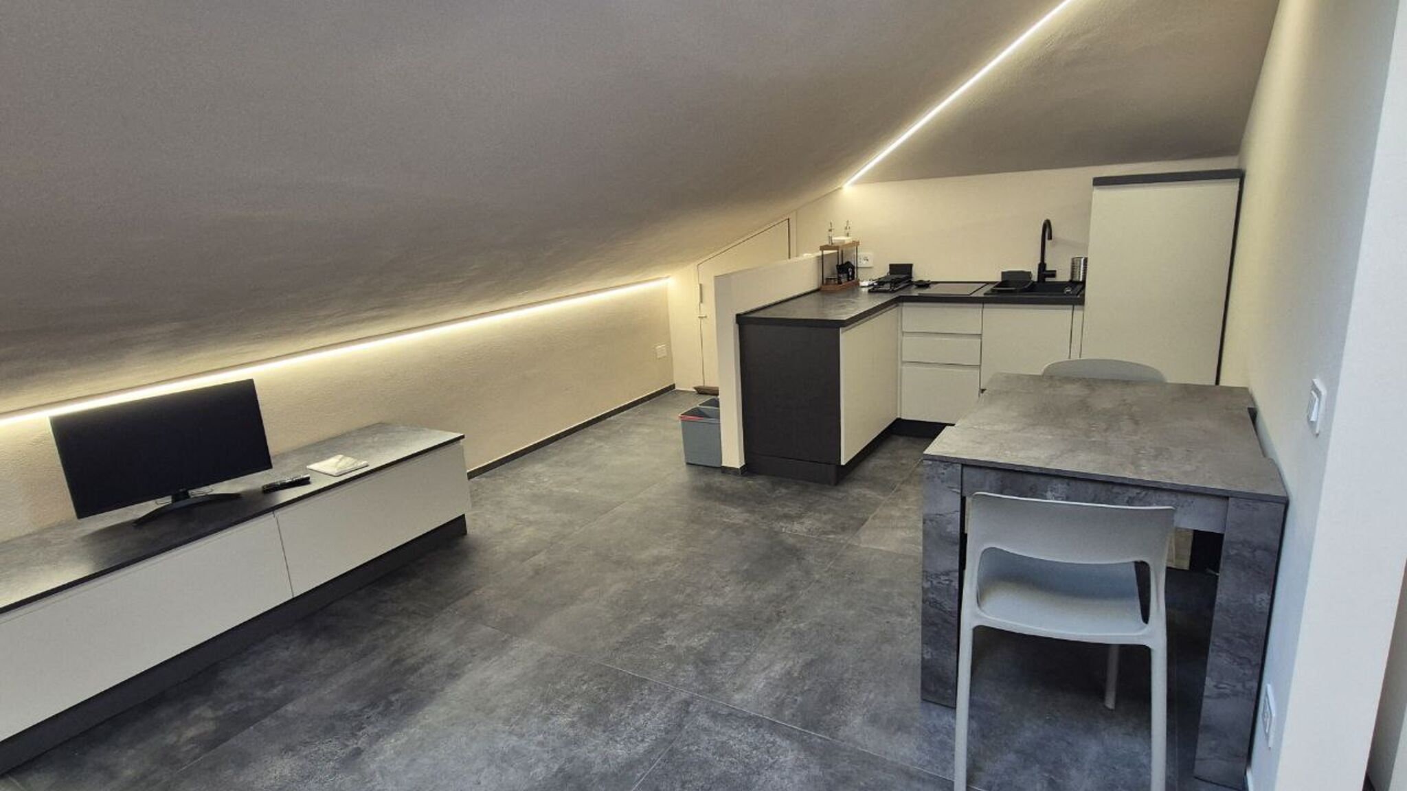 Italianway Diano d'Alba Moderna Mansarda con parcheggio gratuito