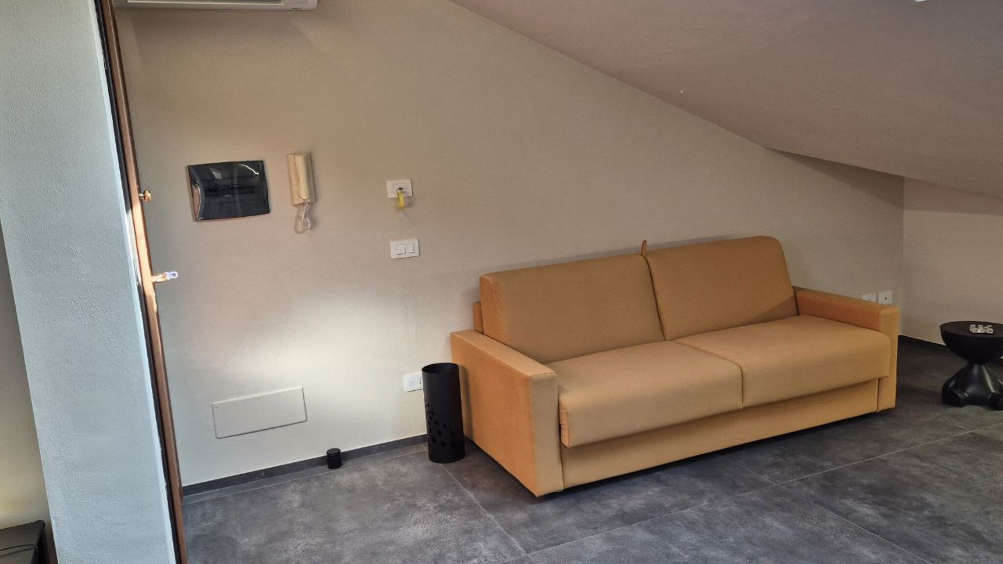 Italianway Diano d'Alba Moderna Mansarda con parcheggio gratuito