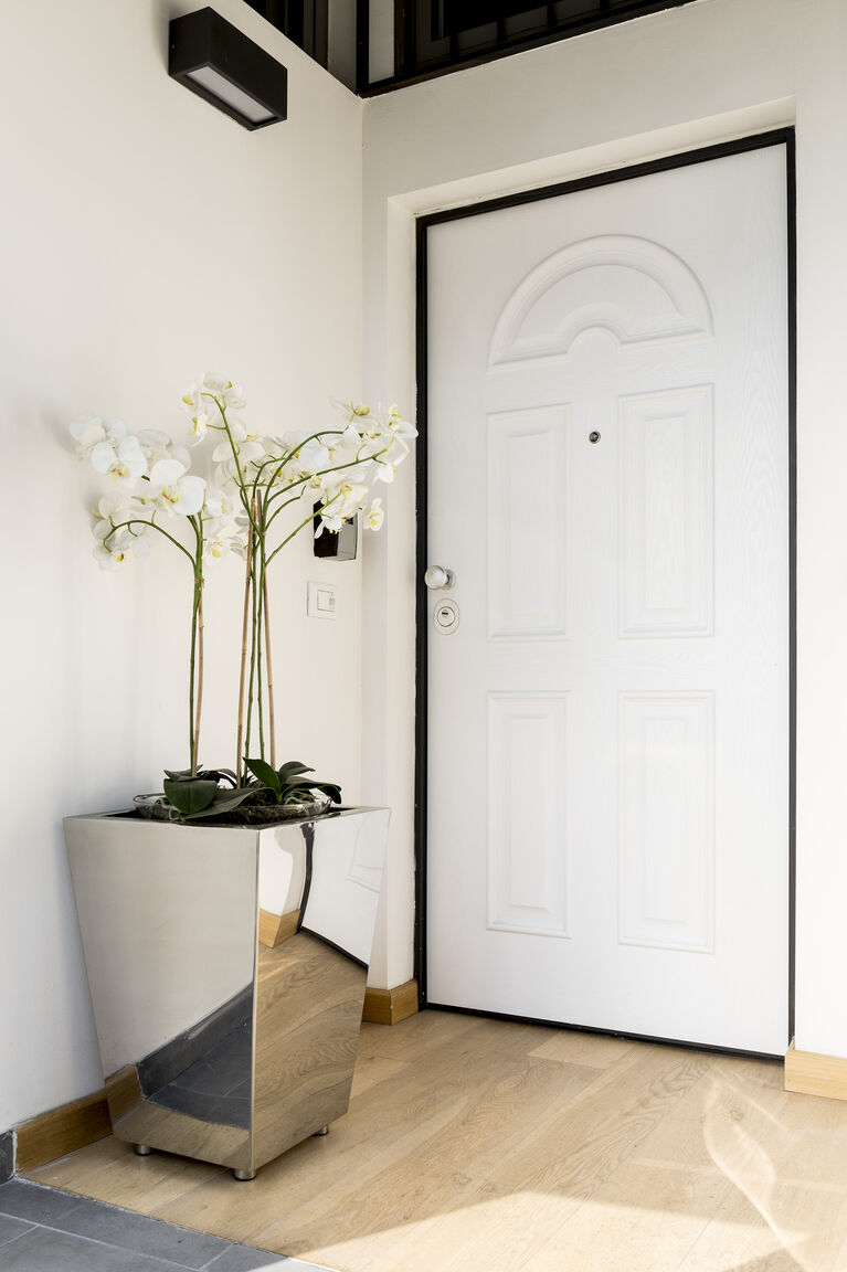 Italianway Milano Two Apartments Combined into One Space; 8 people