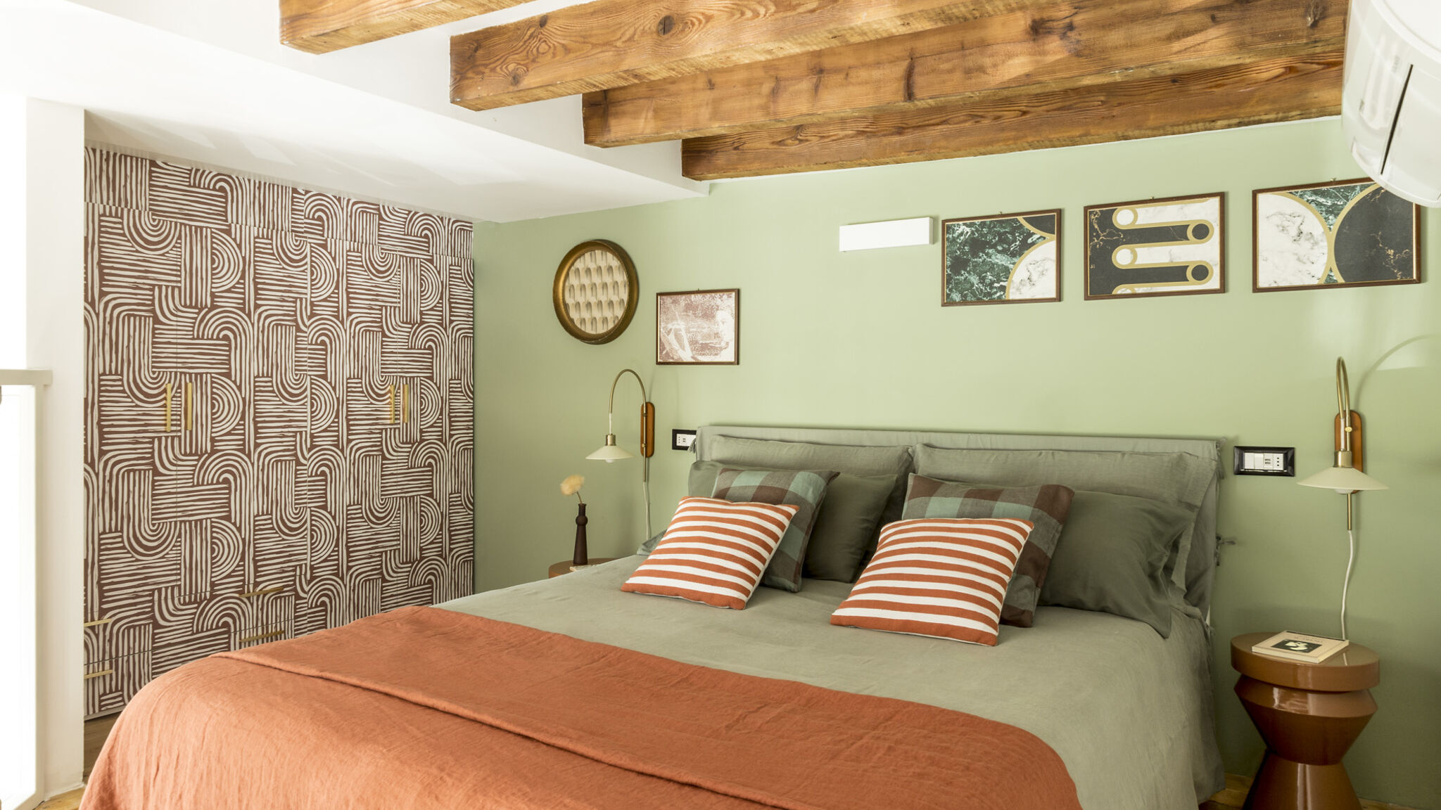 Italianway Milano Two Apartments Combined into One Space; 8 people