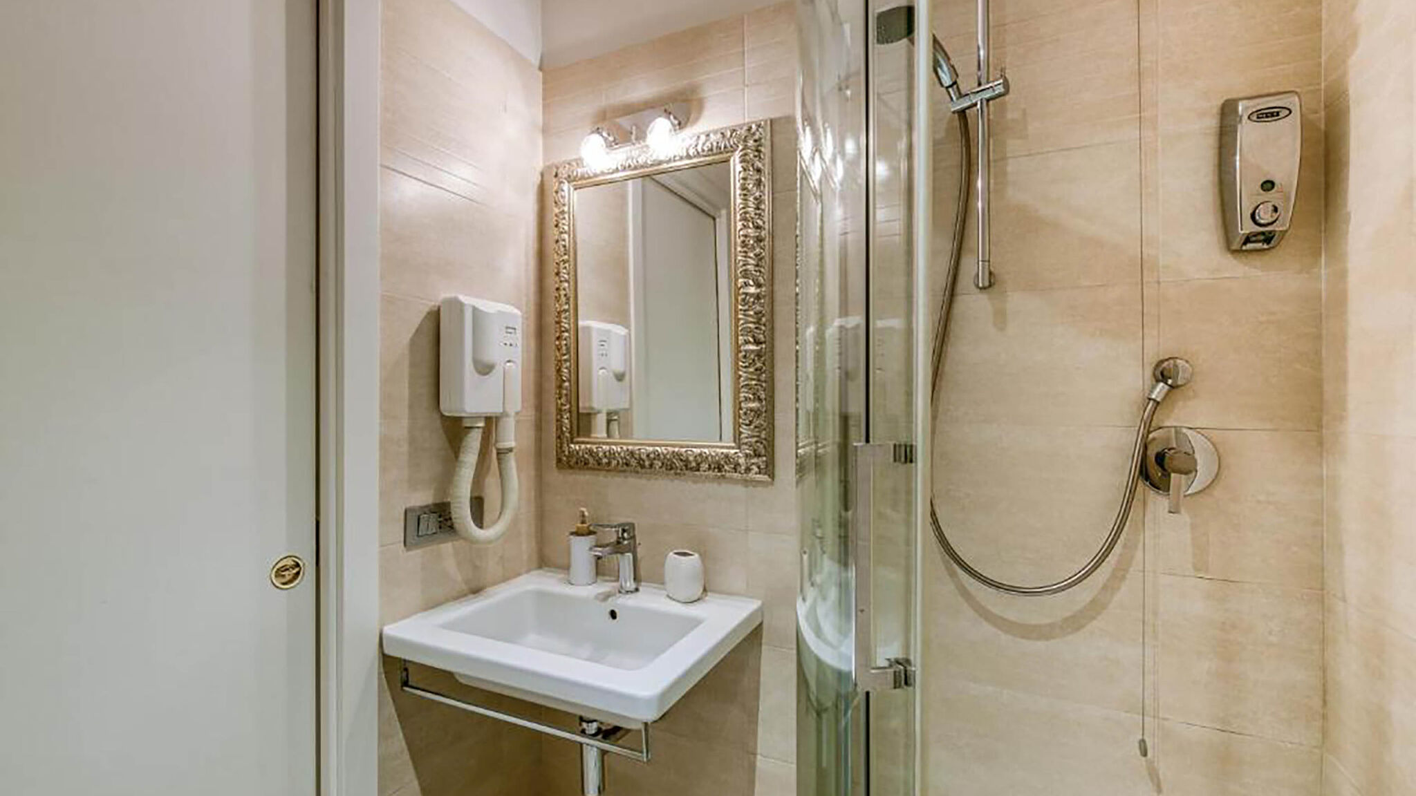 Italianway Roma Catone Vatican Suites by Ghor