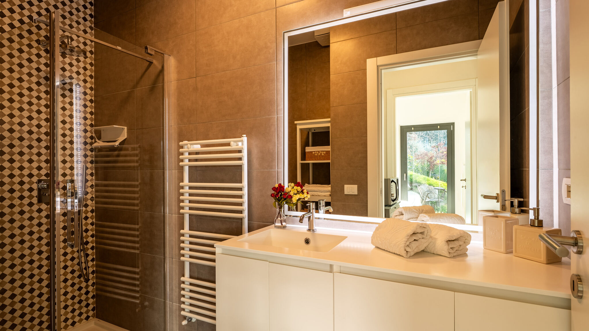 Italianway Bellagio Zinnia Lakeview Apartment