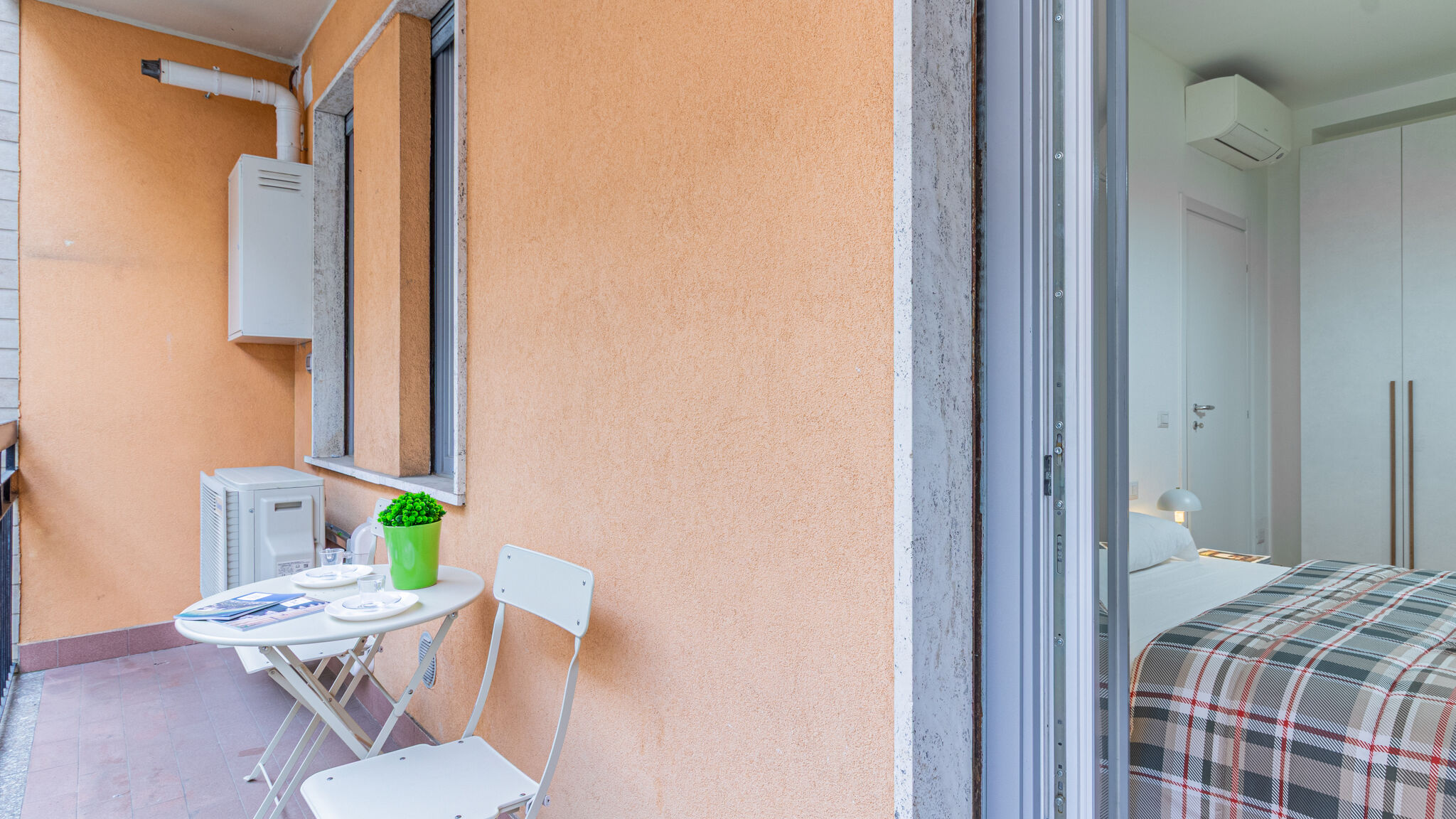 Italianway Milano Acquabella apartment by Houset