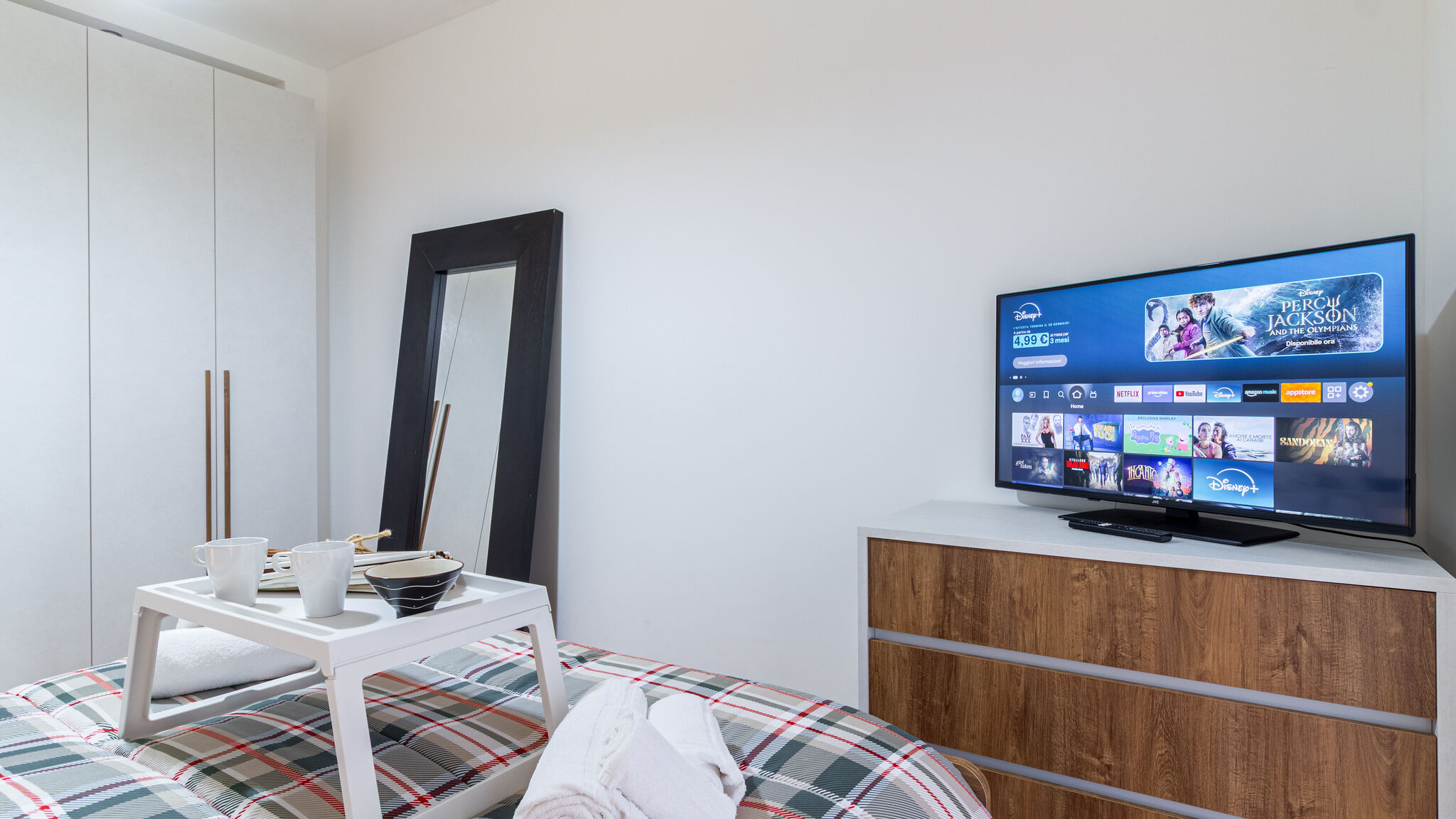 Italianway Milano Acquabella apartment by Houset