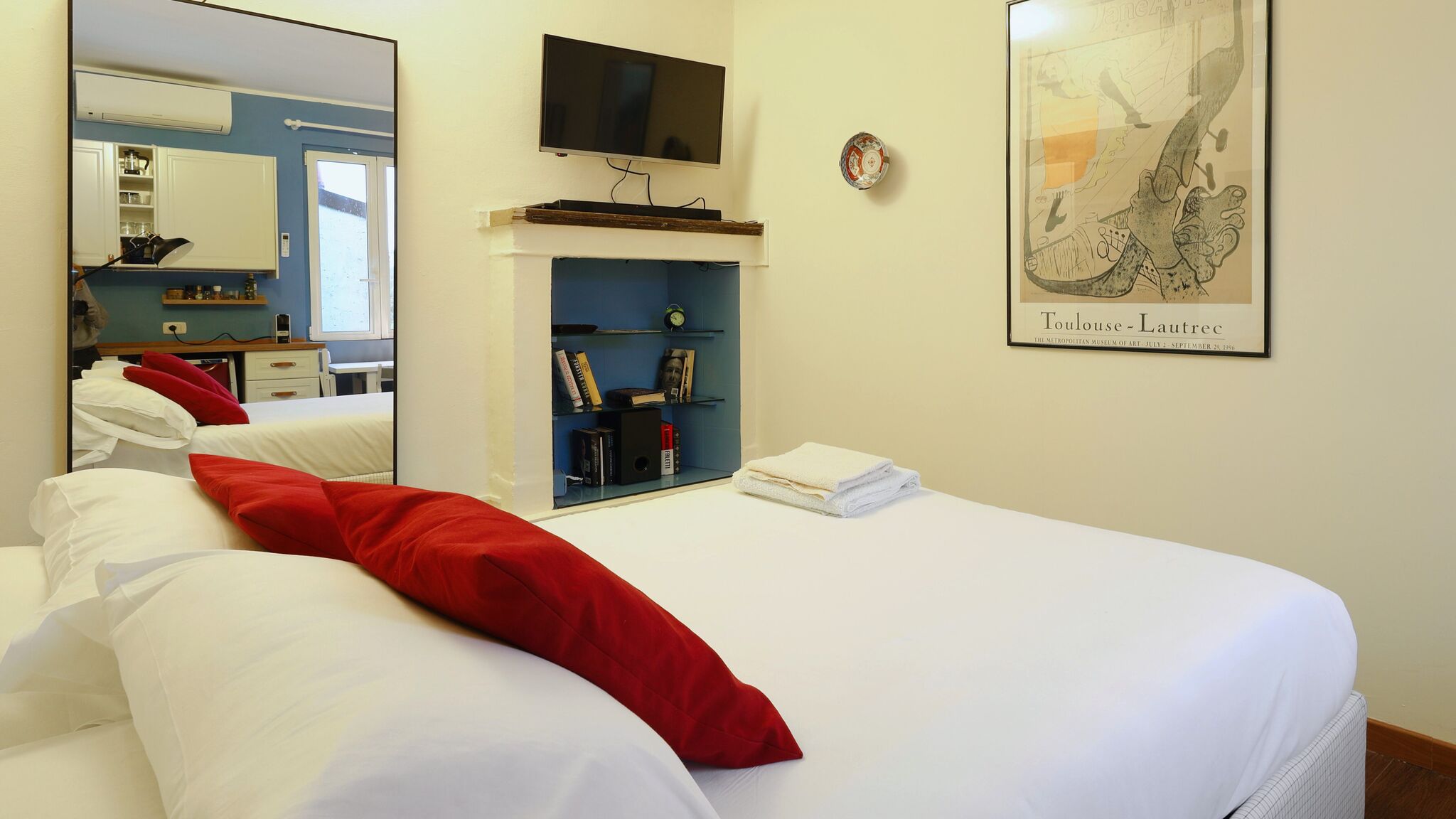 Italianway Milano Boutique Loft on Navigli; Stylish & Bright