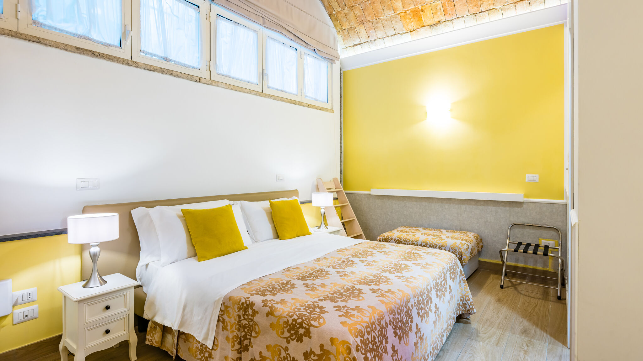 Italianway Napoli Residenza Matilde - Camera 1 "Giallo Tufo"