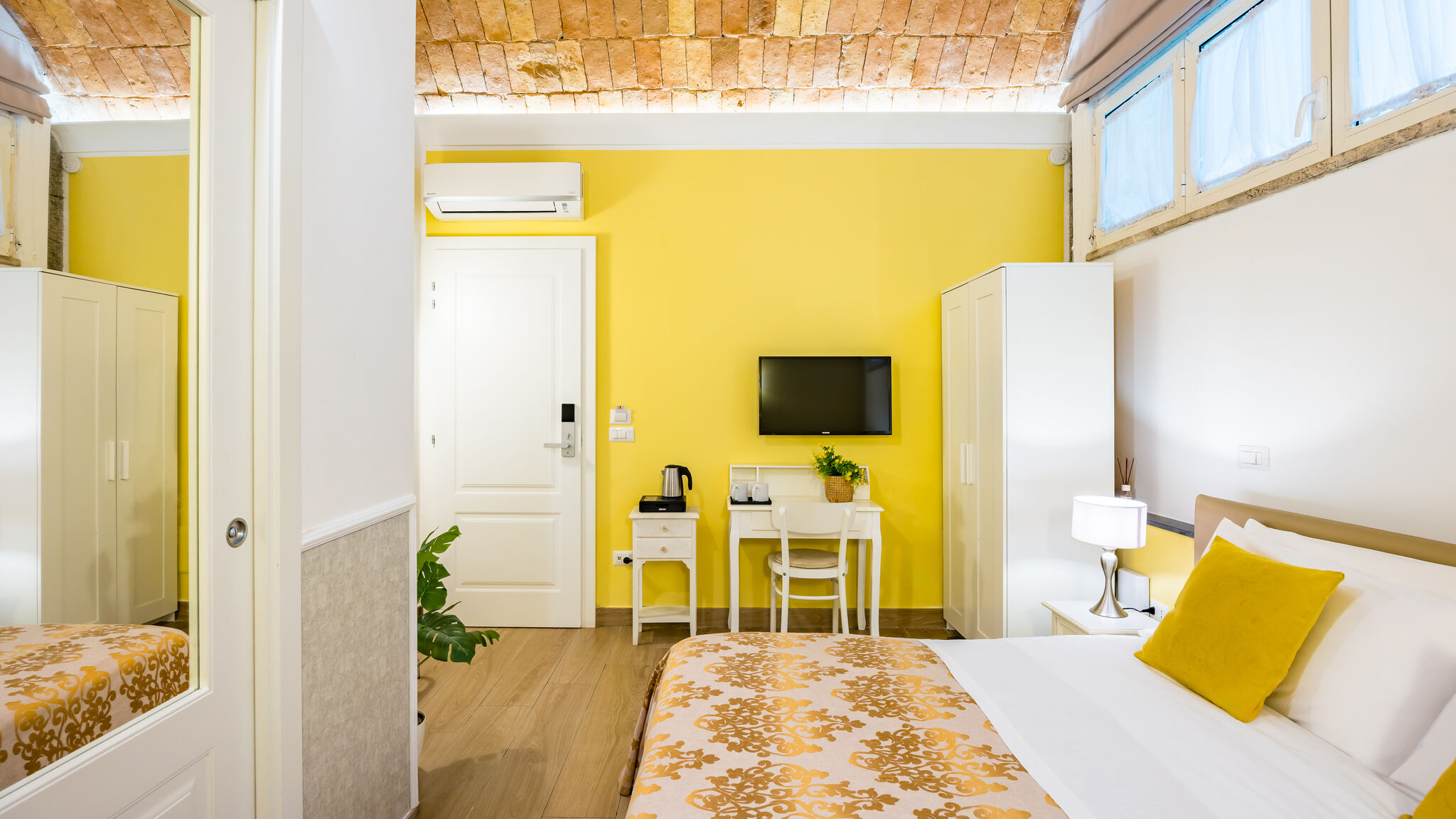 Italianway Napoli Residenza Matilde - Camera 1 "Giallo Tufo"