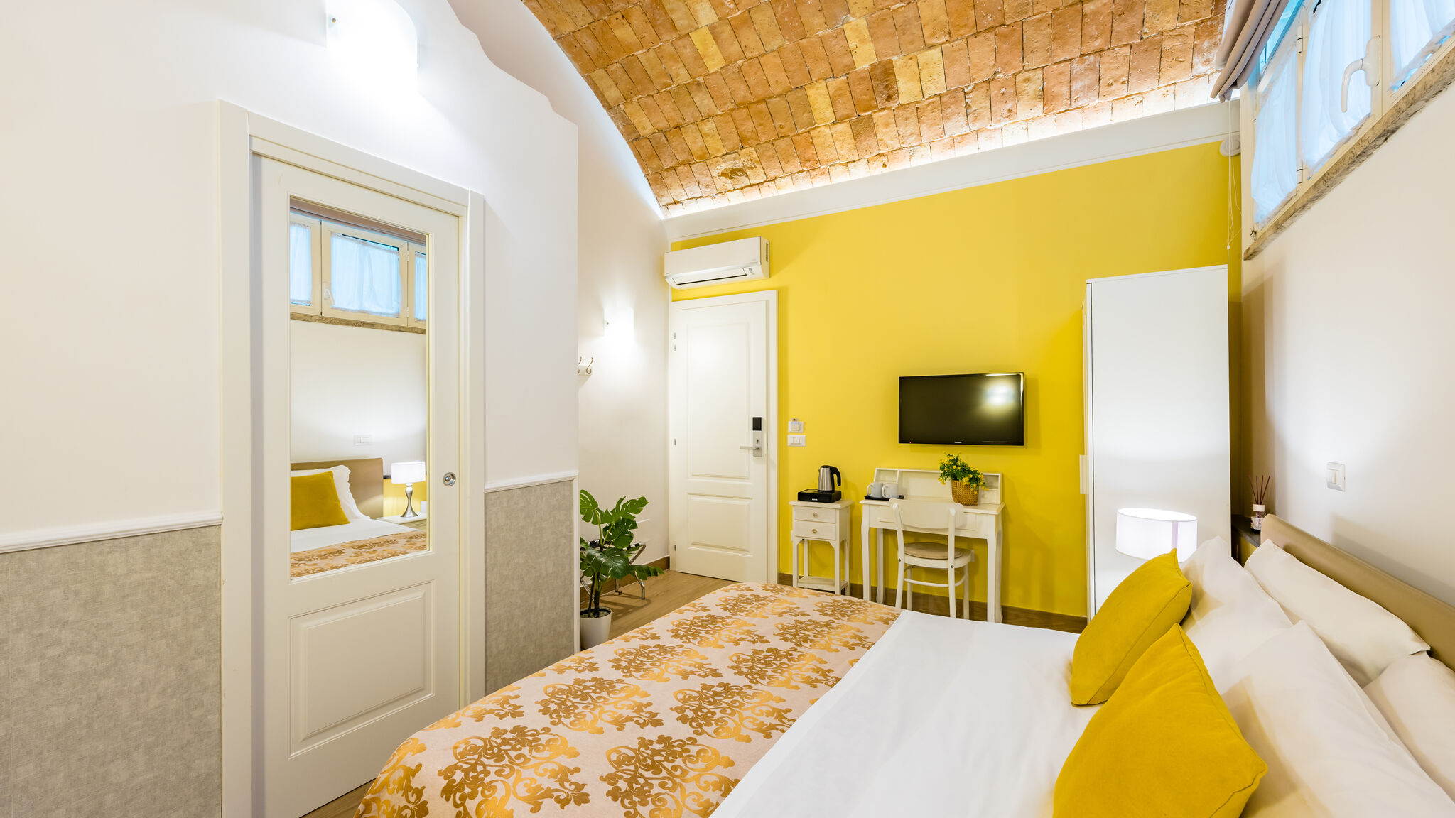 Italianway Napoli Residenza Matilde - Camera 1 "Giallo Tufo"