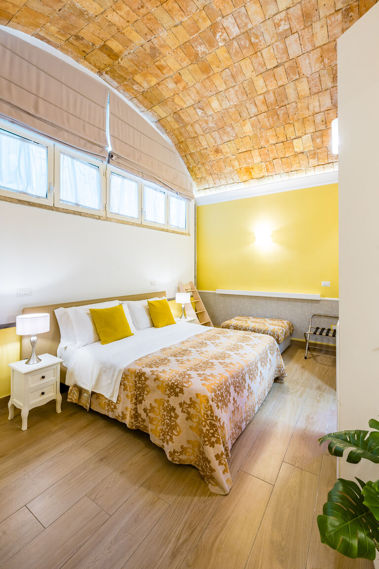 Italianway Napoli Residenza Matilde - Camera 1 "Giallo Tufo"