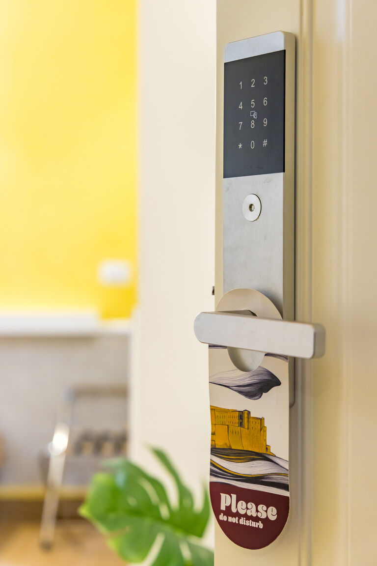 Italianway Napoli Residenza Matilde - Camera 1 "Giallo Tufo"