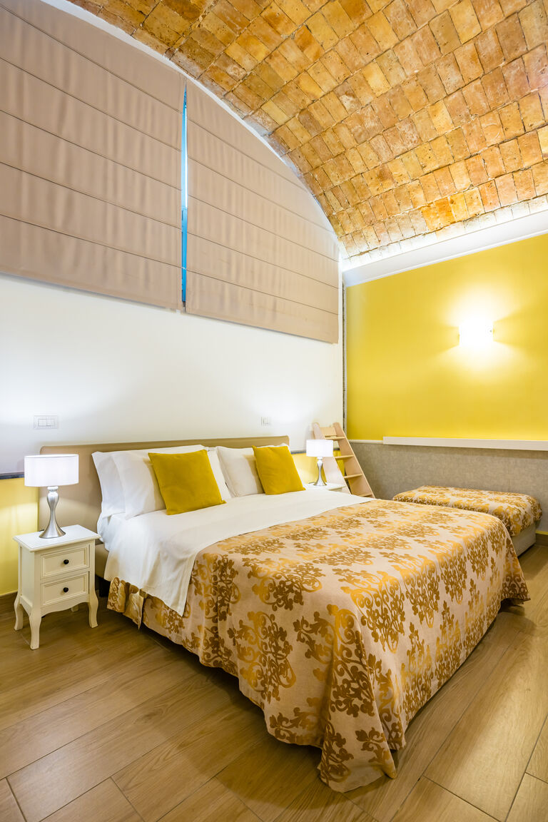 Italianway Napoli Residenza Matilde - Camera 1 "Giallo Tufo"