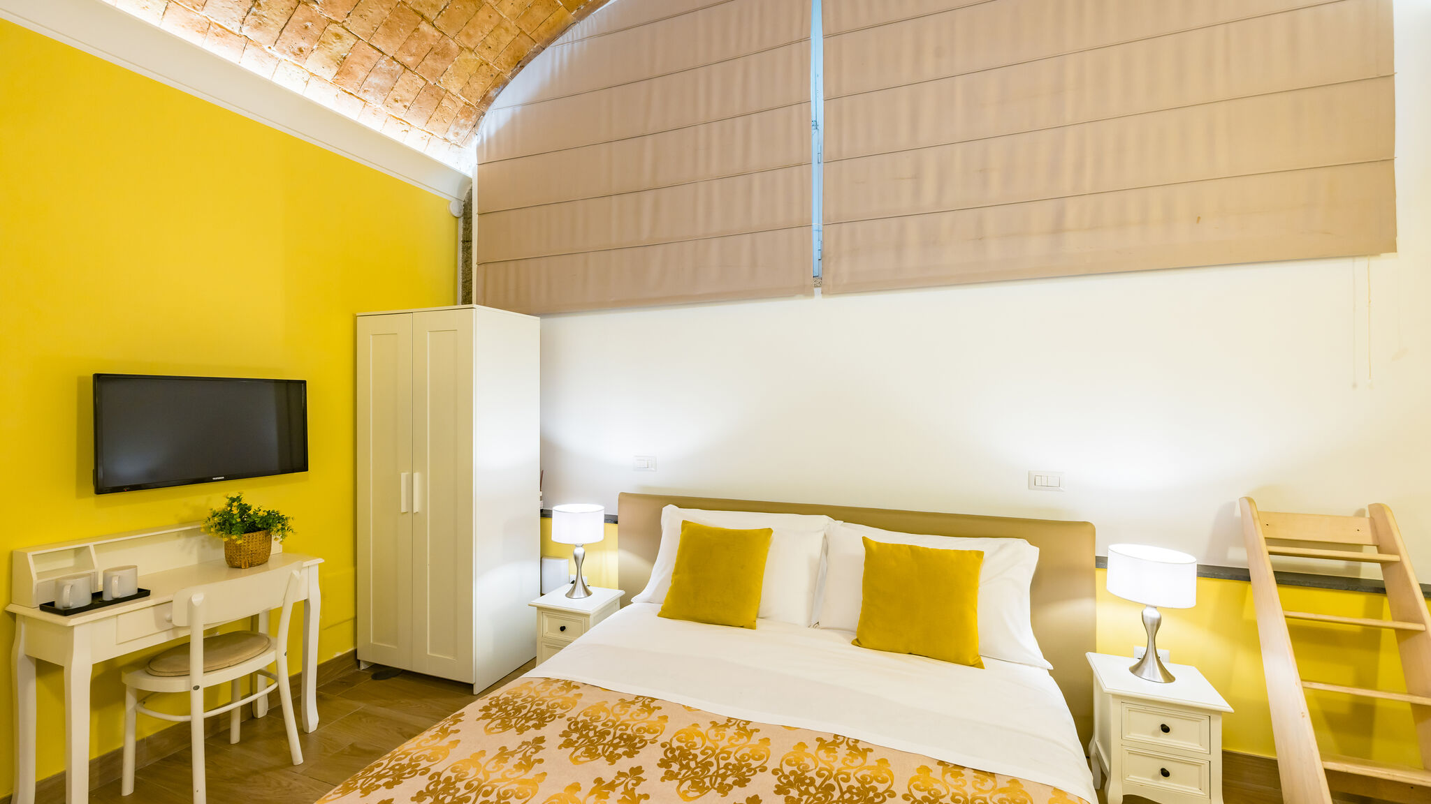 Italianway Napoli Residenza Matilde - Camera 1 "Giallo Tufo"