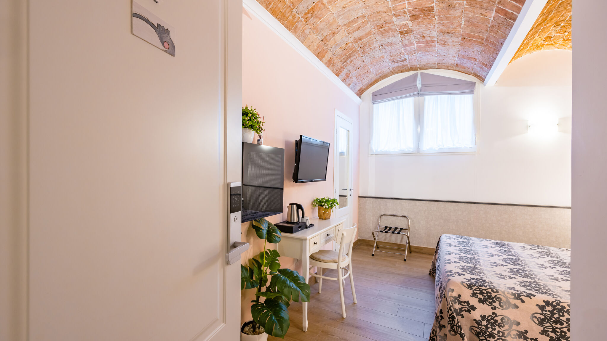 Italianway Napoli Residenza Matilde - Camera 4 "Rosa Antico"