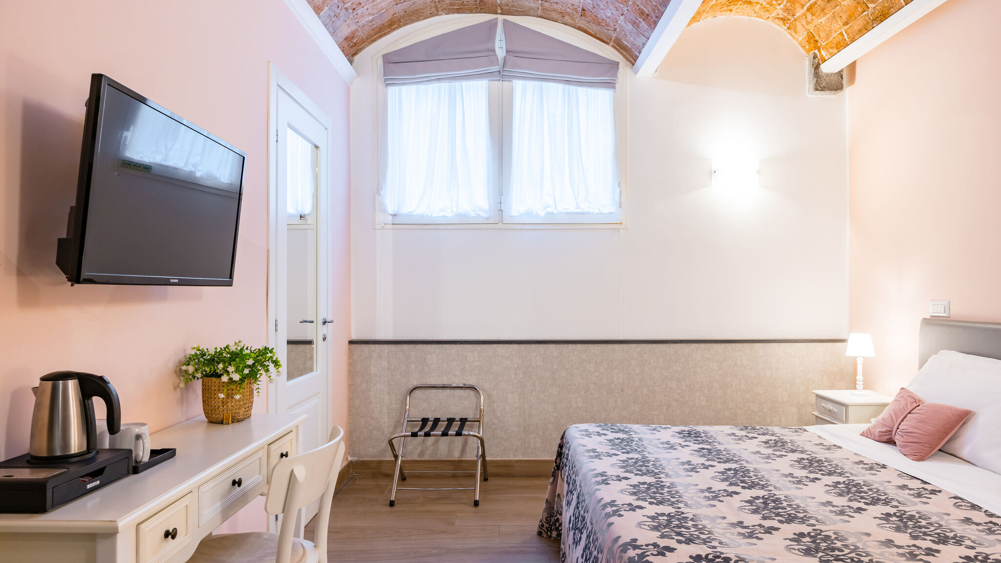 Italianway Napoli Residenza Matilde - Camera 4 "Rosa Antico"