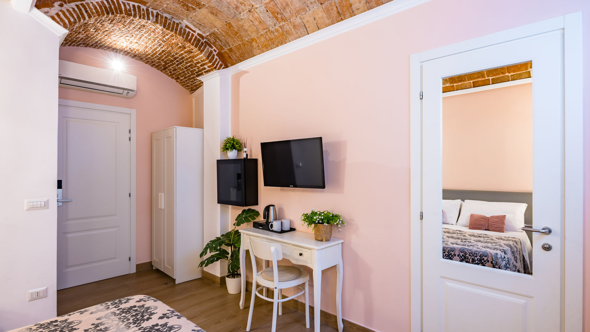 Italianway Napoli Residenza Matilde - Camera 4 "Rosa Antico"