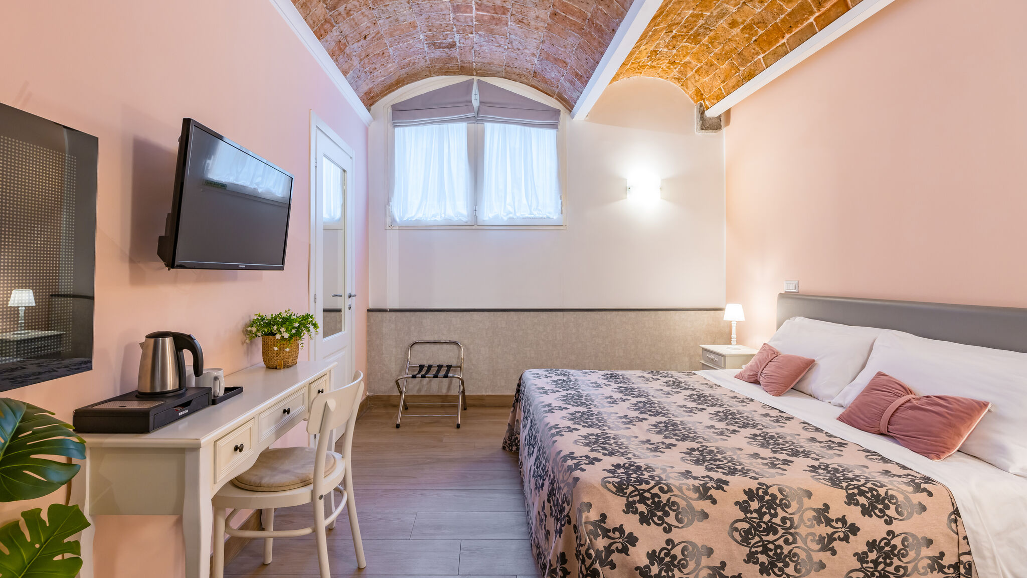 Italianway Napoli Residenza Matilde - Camera 4 "Rosa Antico"