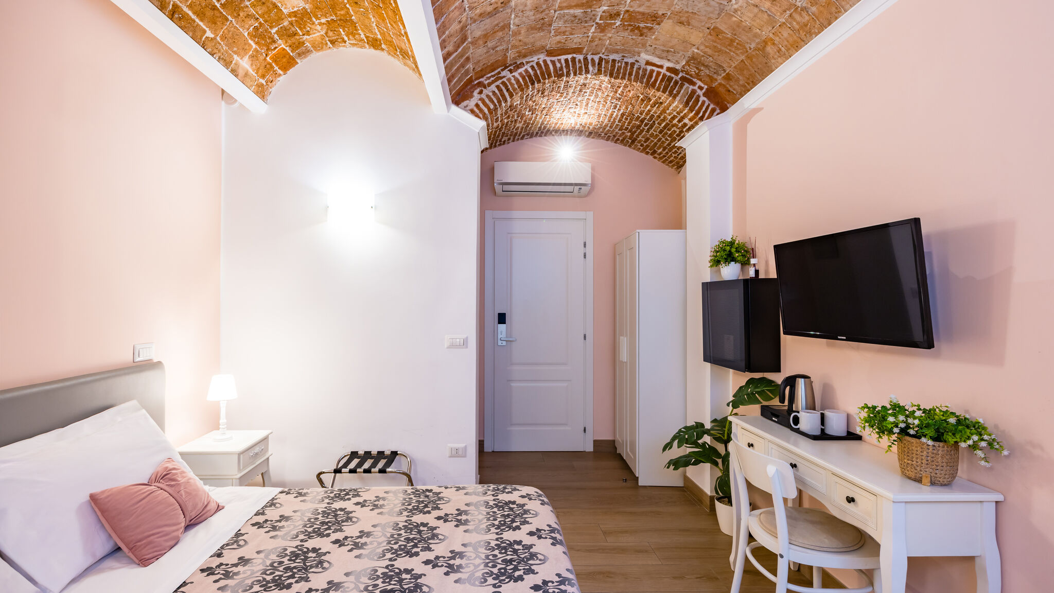 Italianway Napoli Residenza Matilde - Camera 4 "Rosa Antico"