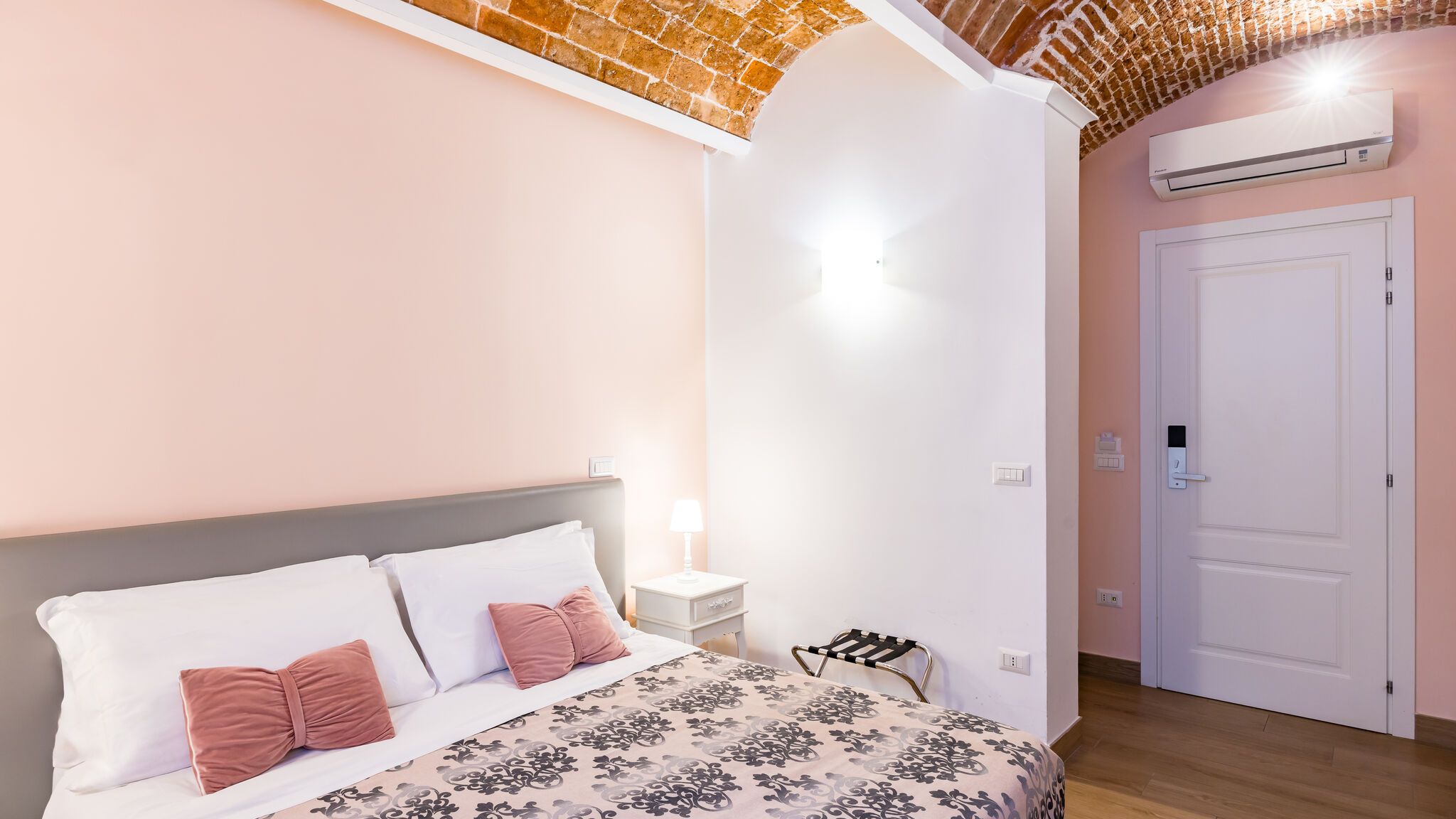 Italianway Napoli Residenza Matilde - Camera 4 "Rosa Antico"