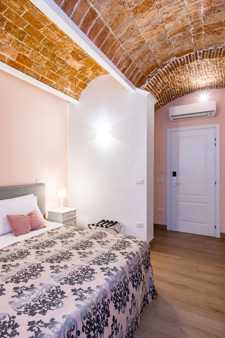 Italianway Napoli Residenza Matilde - Camera 4 "Rosa Antico"