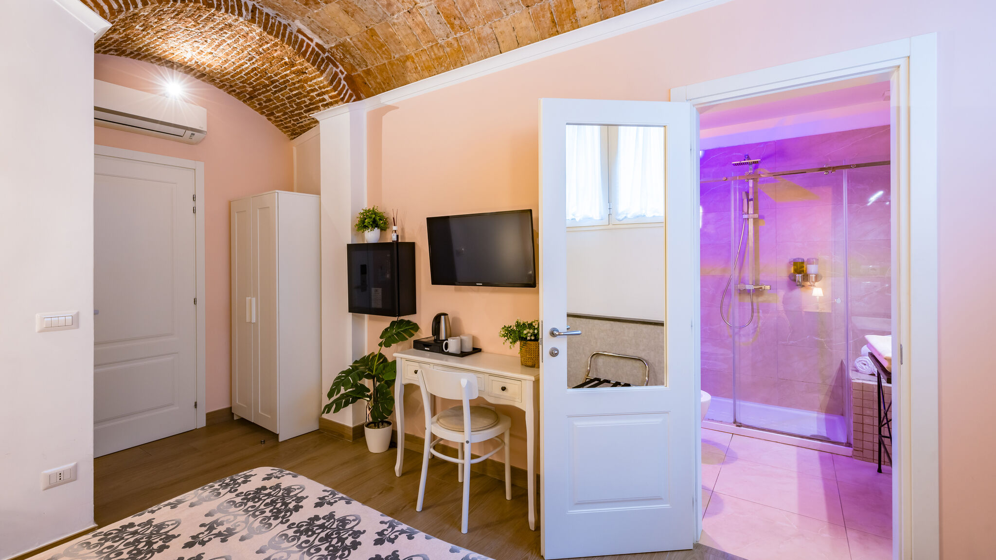 Italianway Napoli Residenza Matilde - Camera 4 "Rosa Antico"